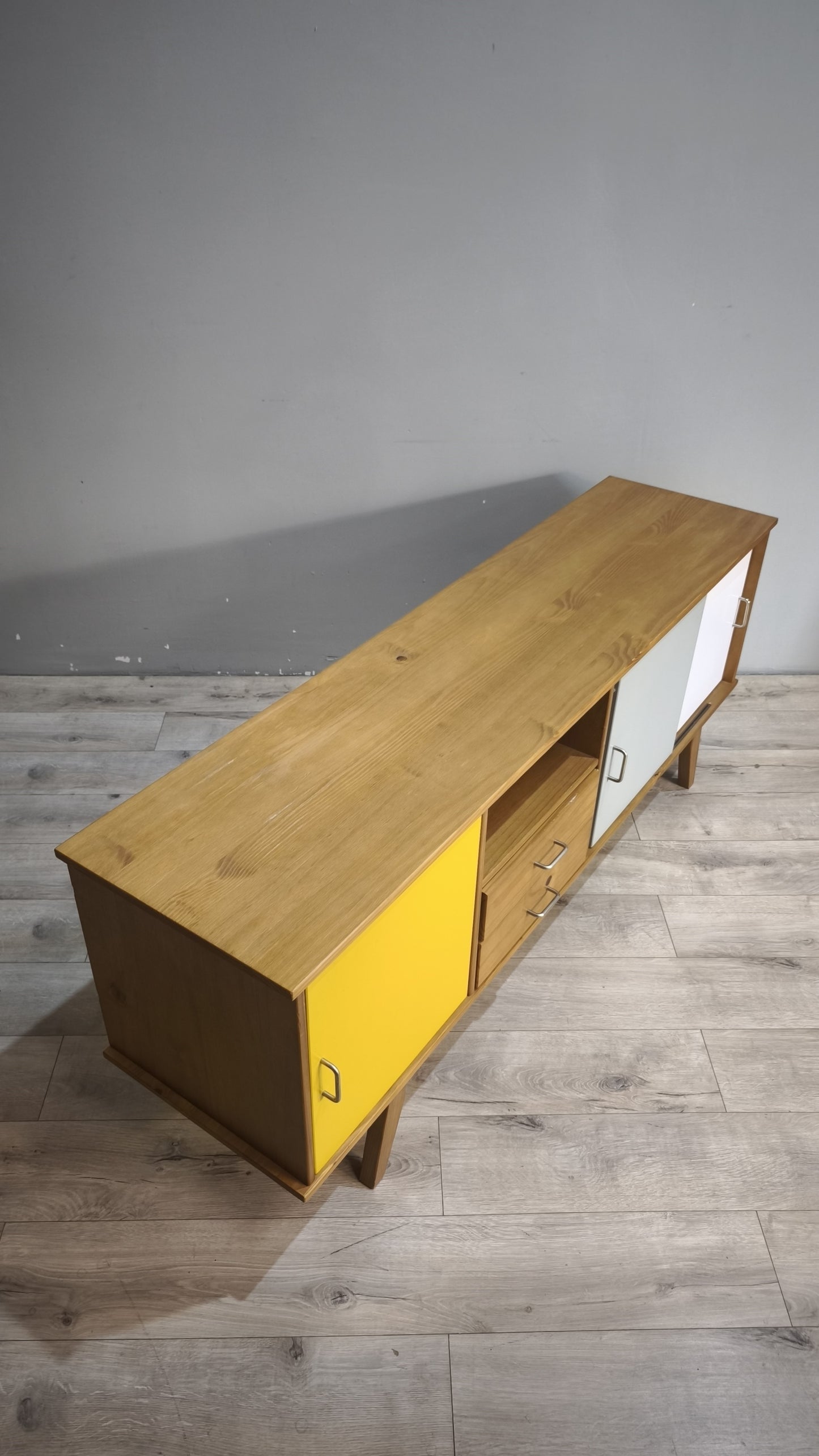 92070 Sideboard Maison du monde con tre sportelli colorati