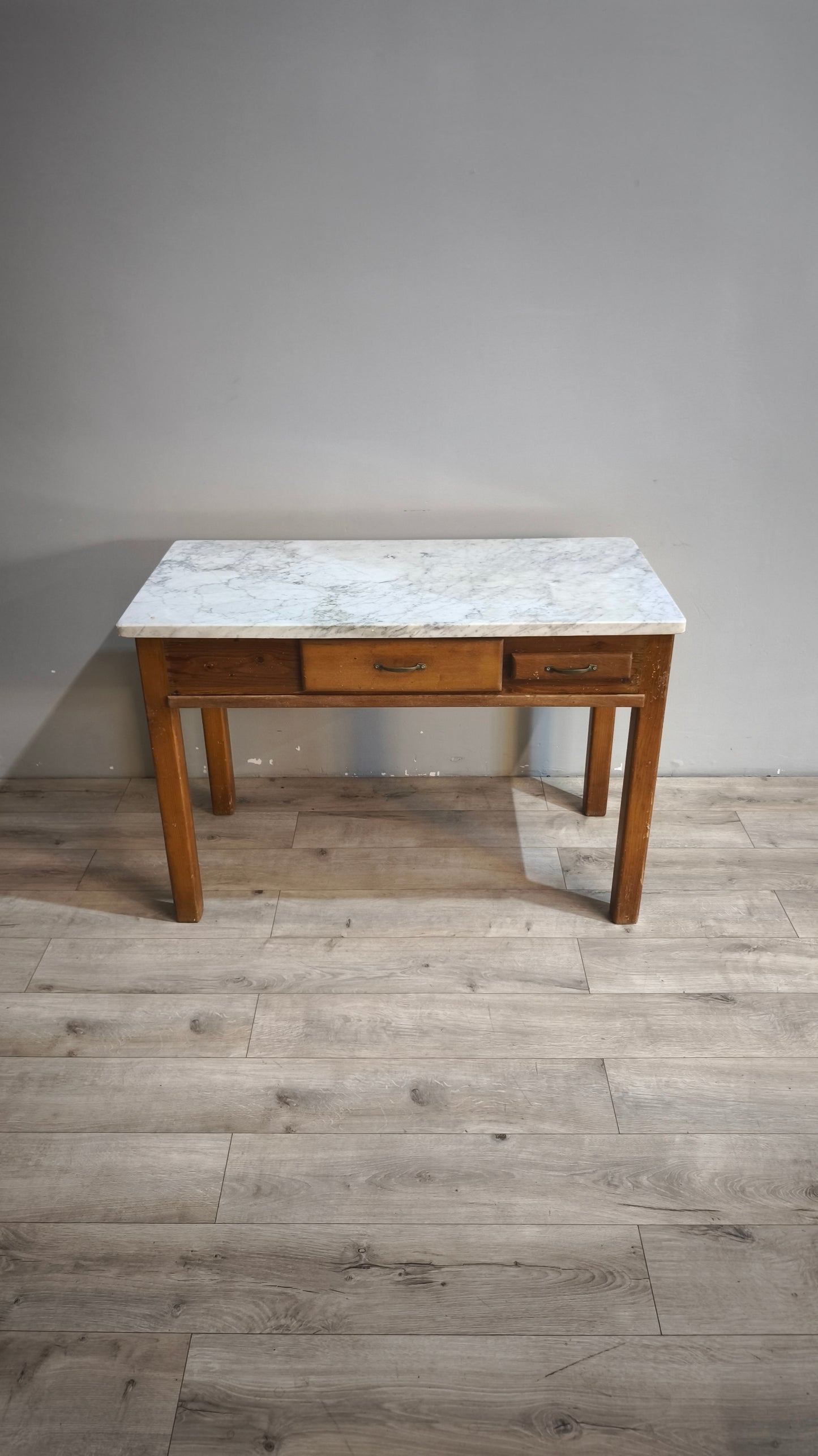 92162 Tavolo con piano in marmo, tagliere e spianatoia