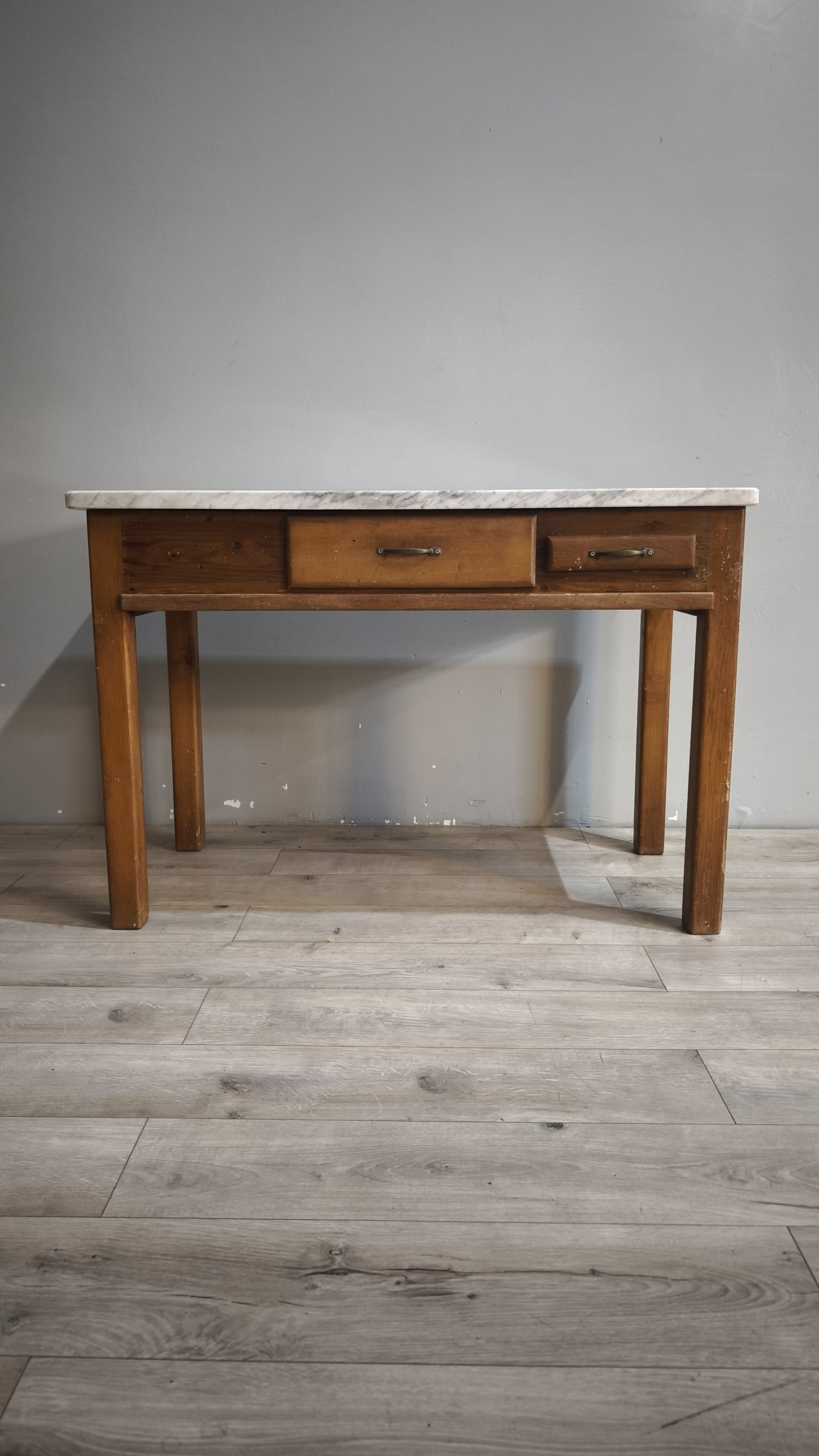 92162 Tavolo con piano in marmo, tagliere e spianatoia