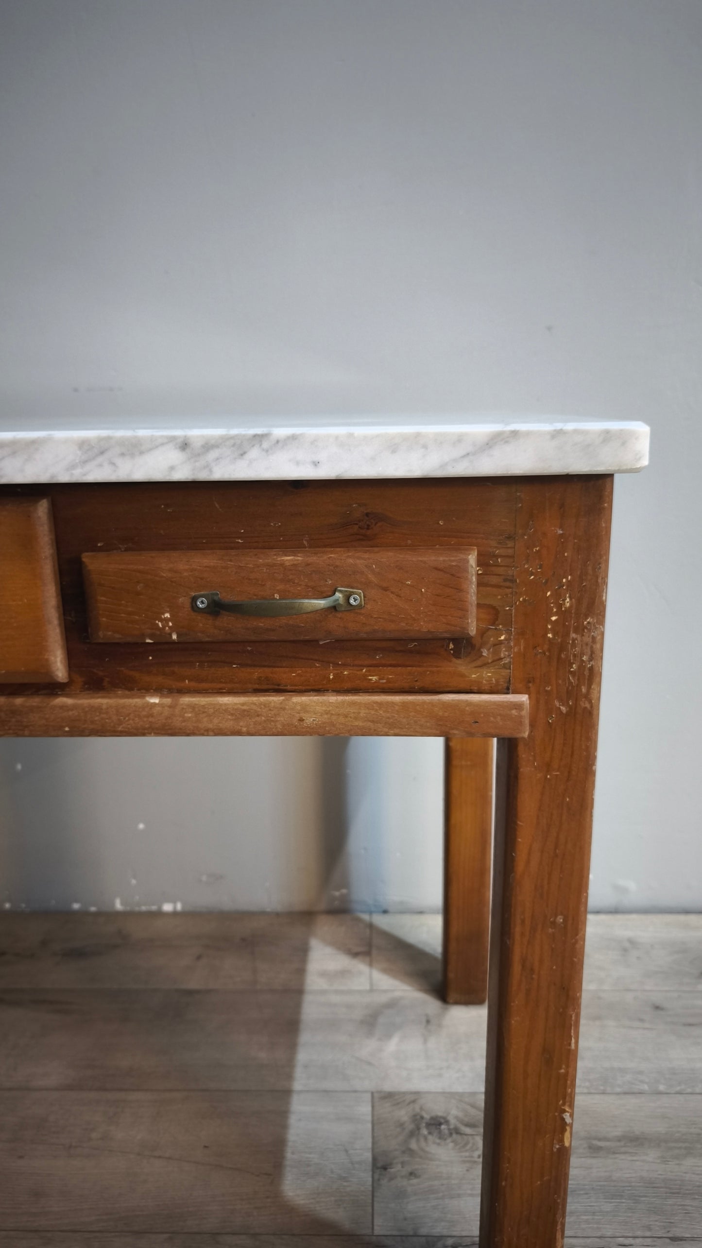 92162 Tavolo con piano in marmo, tagliere e spianatoia