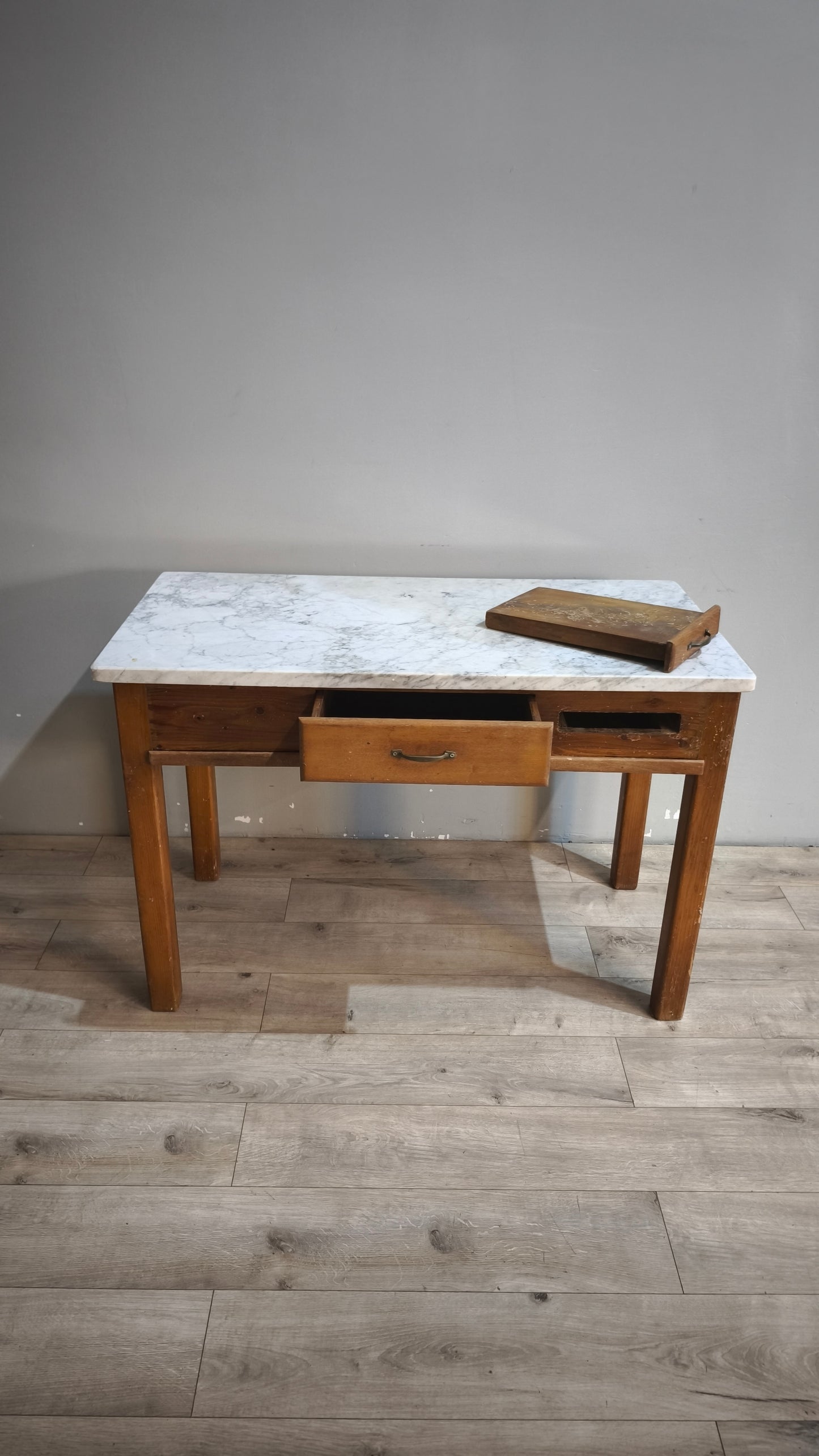 92162 Tavolo con piano in marmo, tagliere e spianatoia