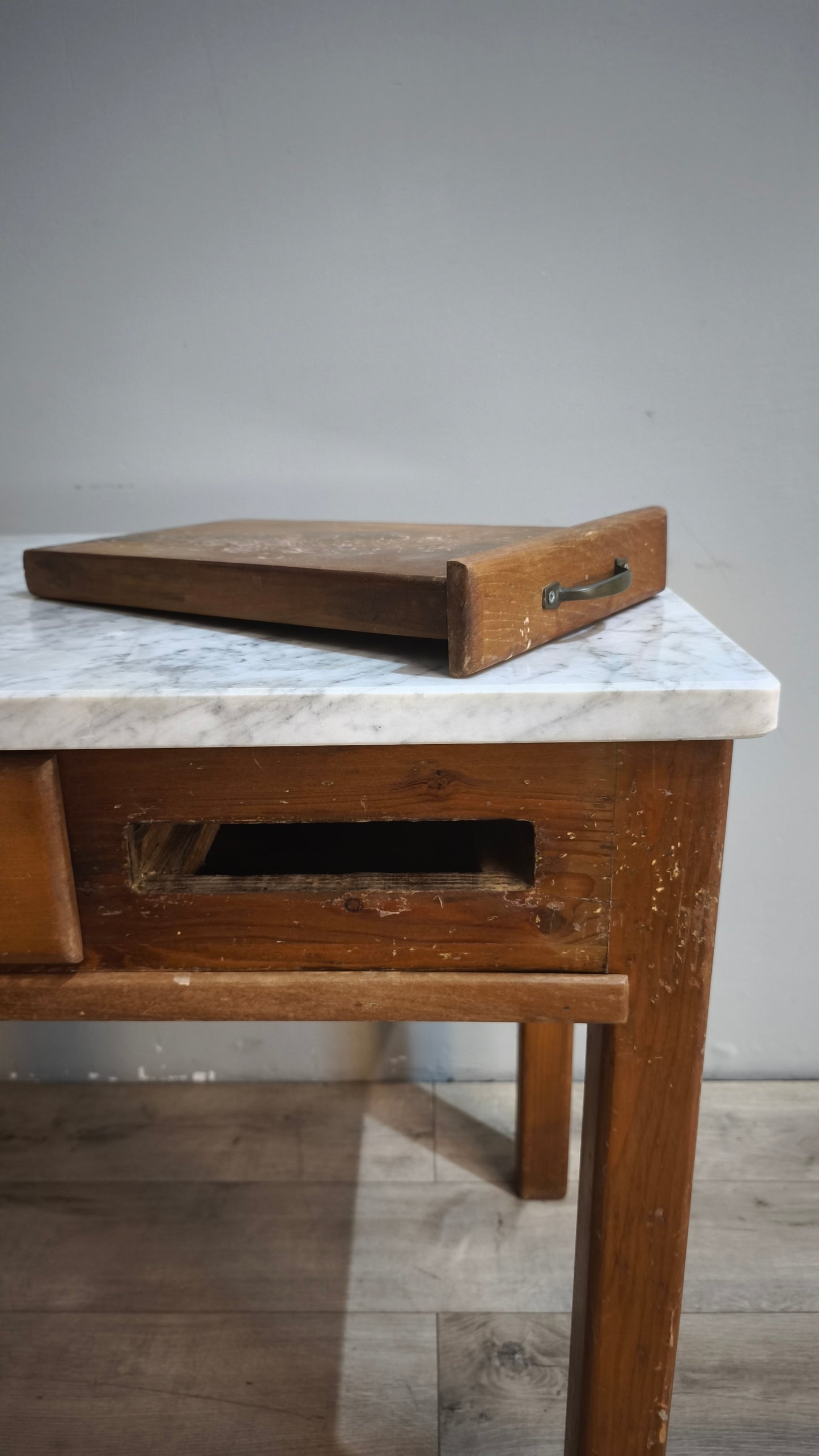 92162 Tavolo con piano in marmo, tagliere e spianatoia