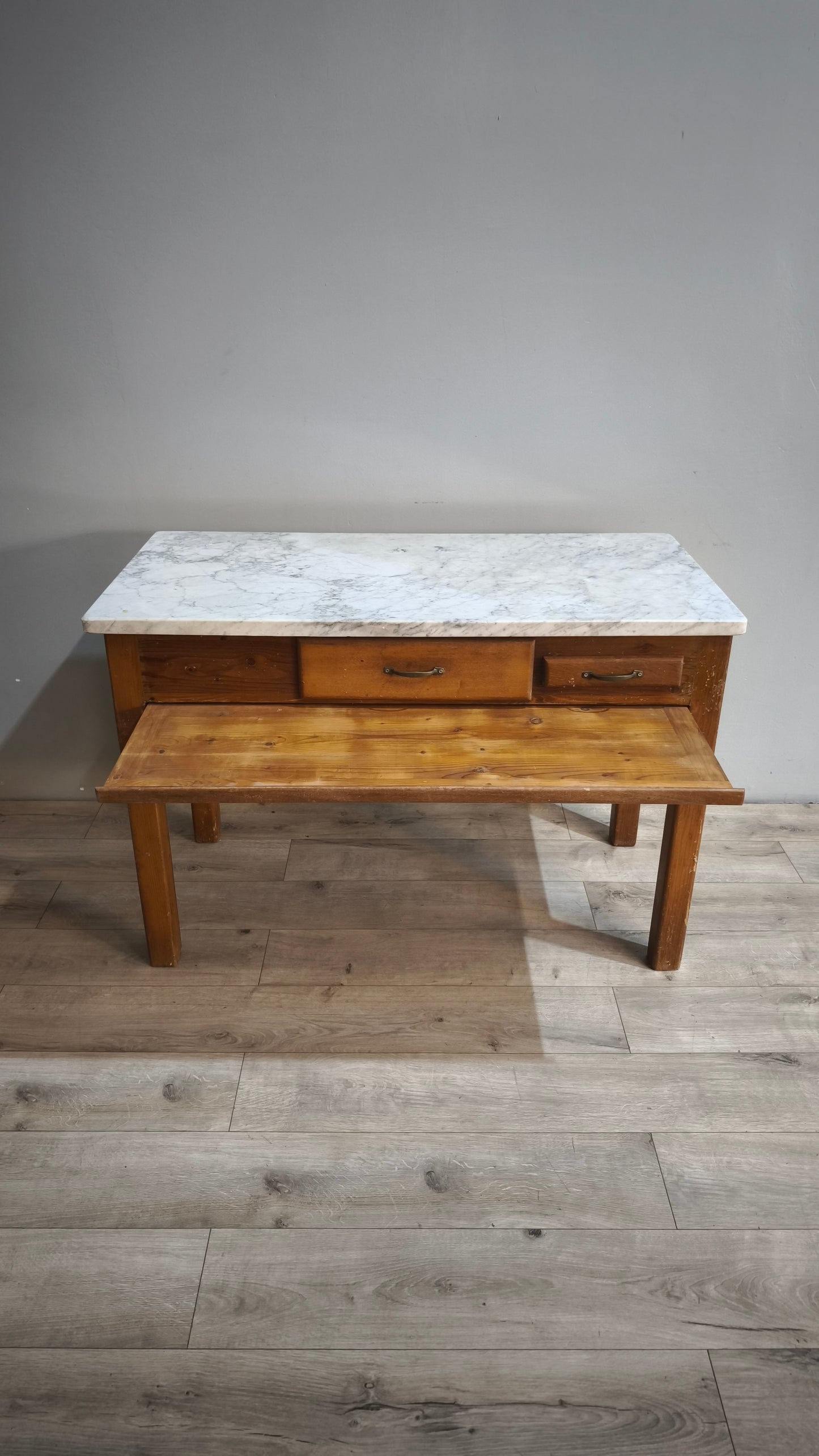92162 Tavolo con piano in marmo, tagliere e spianatoia