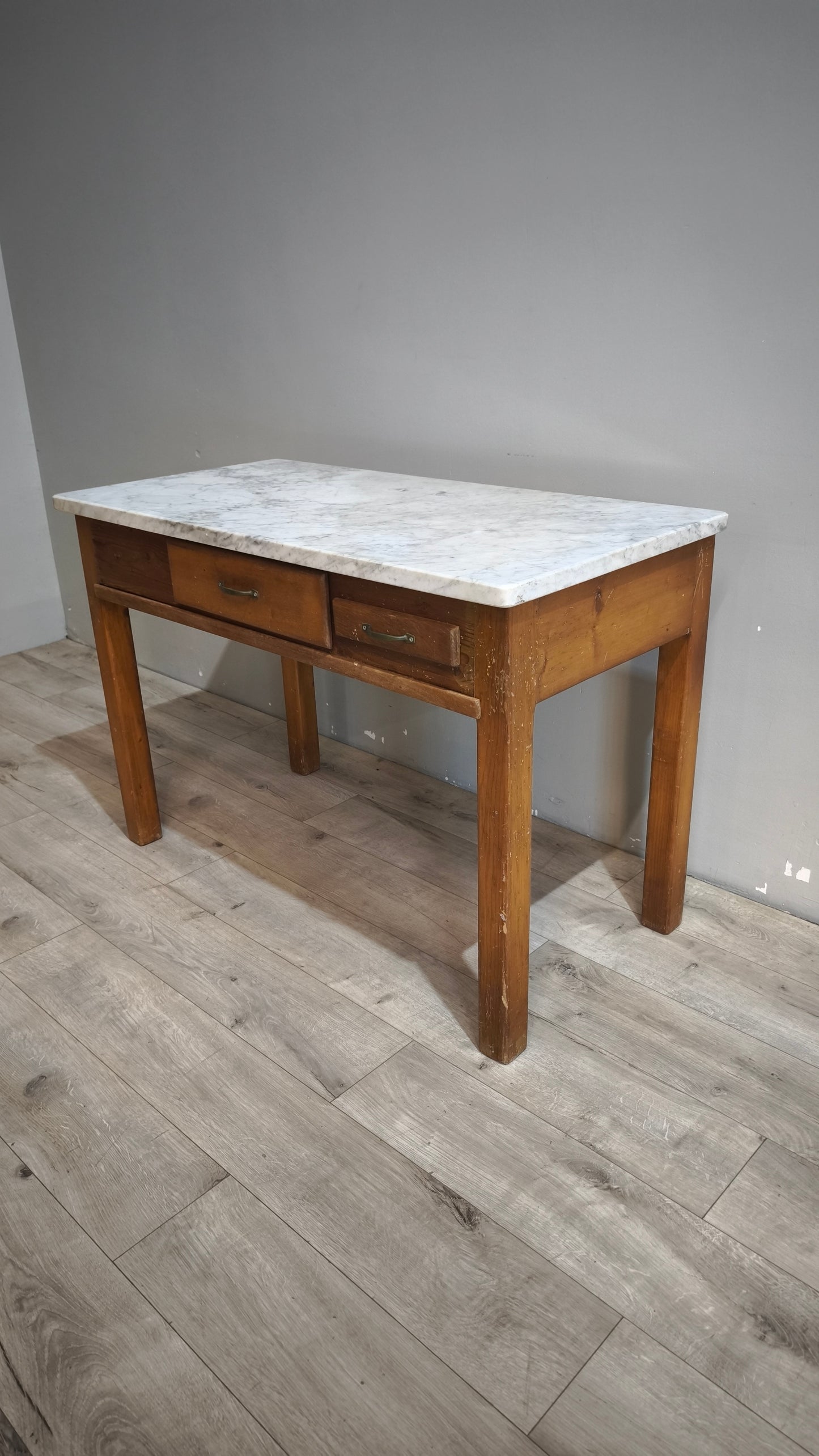 92162 Tavolo con piano in marmo, tagliere e spianatoia