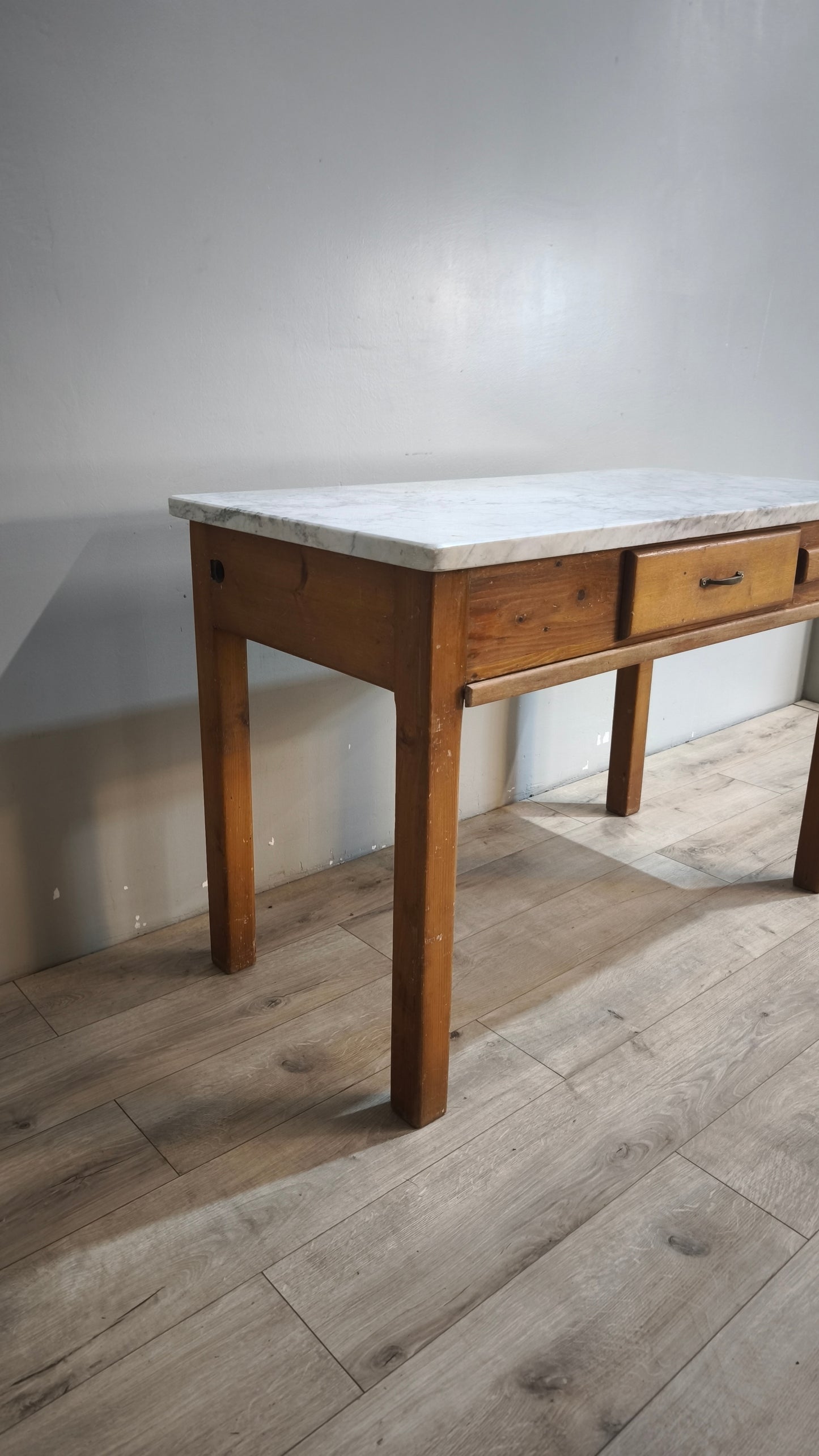 92162 Tavolo con piano in marmo, tagliere e spianatoia