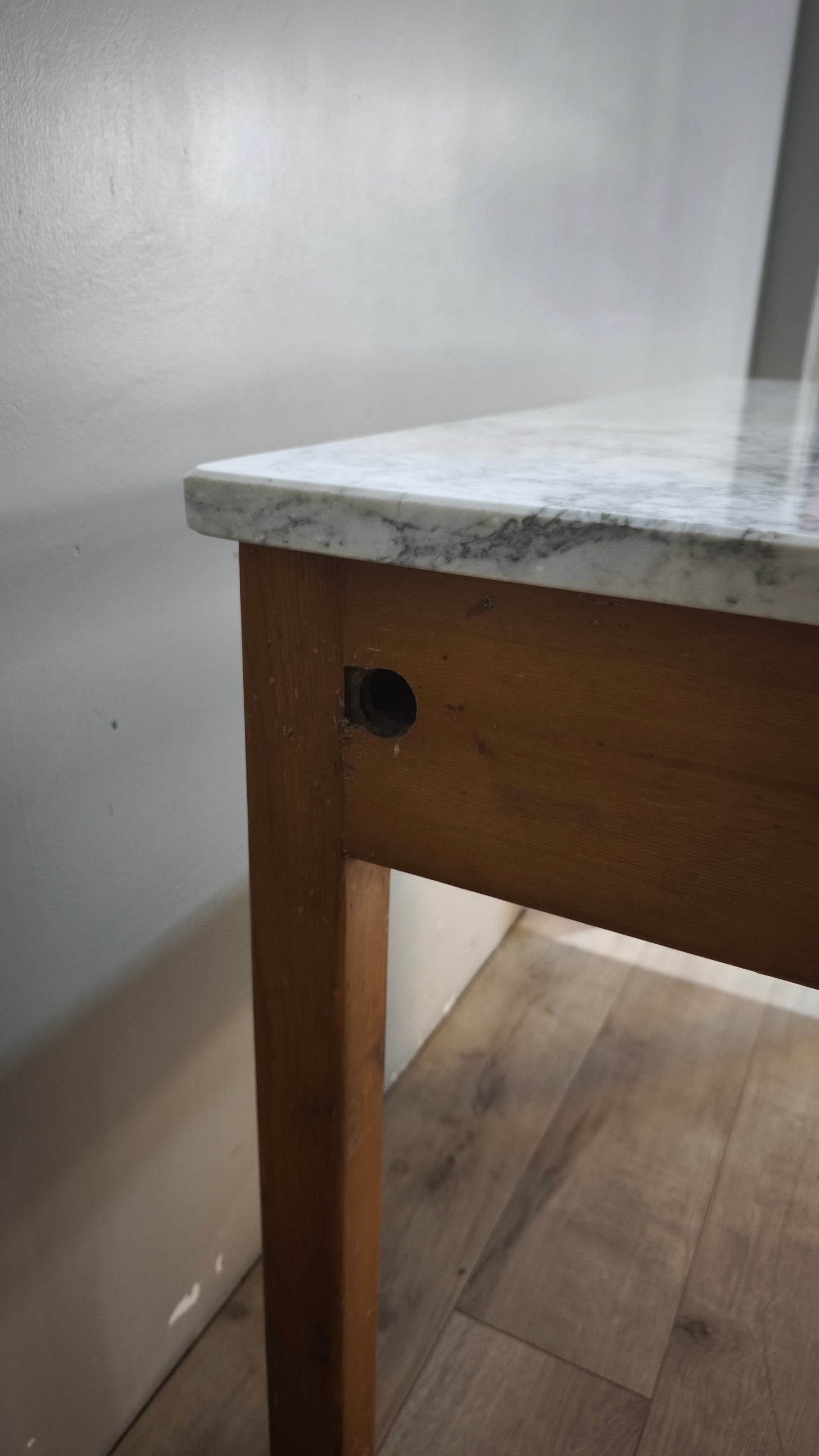 92162 Tavolo con piano in marmo, tagliere e spianatoia