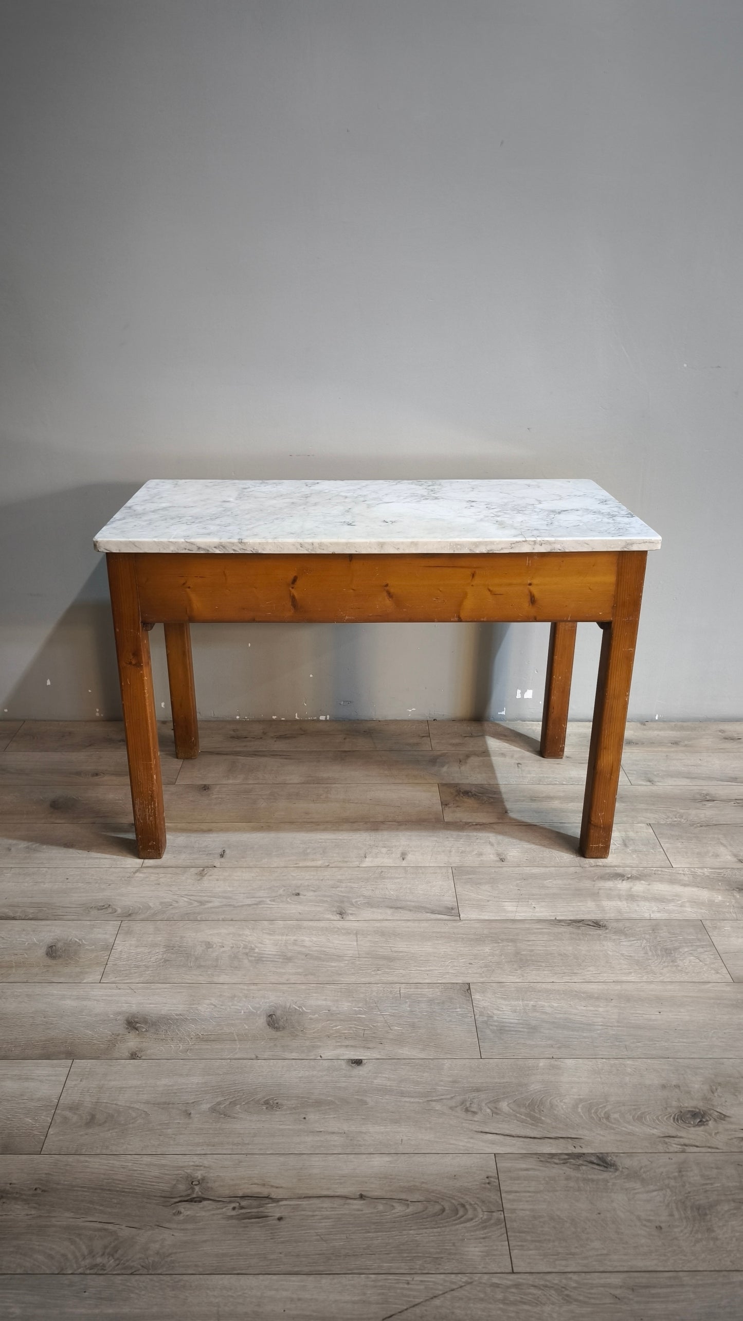 92162 Tavolo con piano in marmo, tagliere e spianatoia