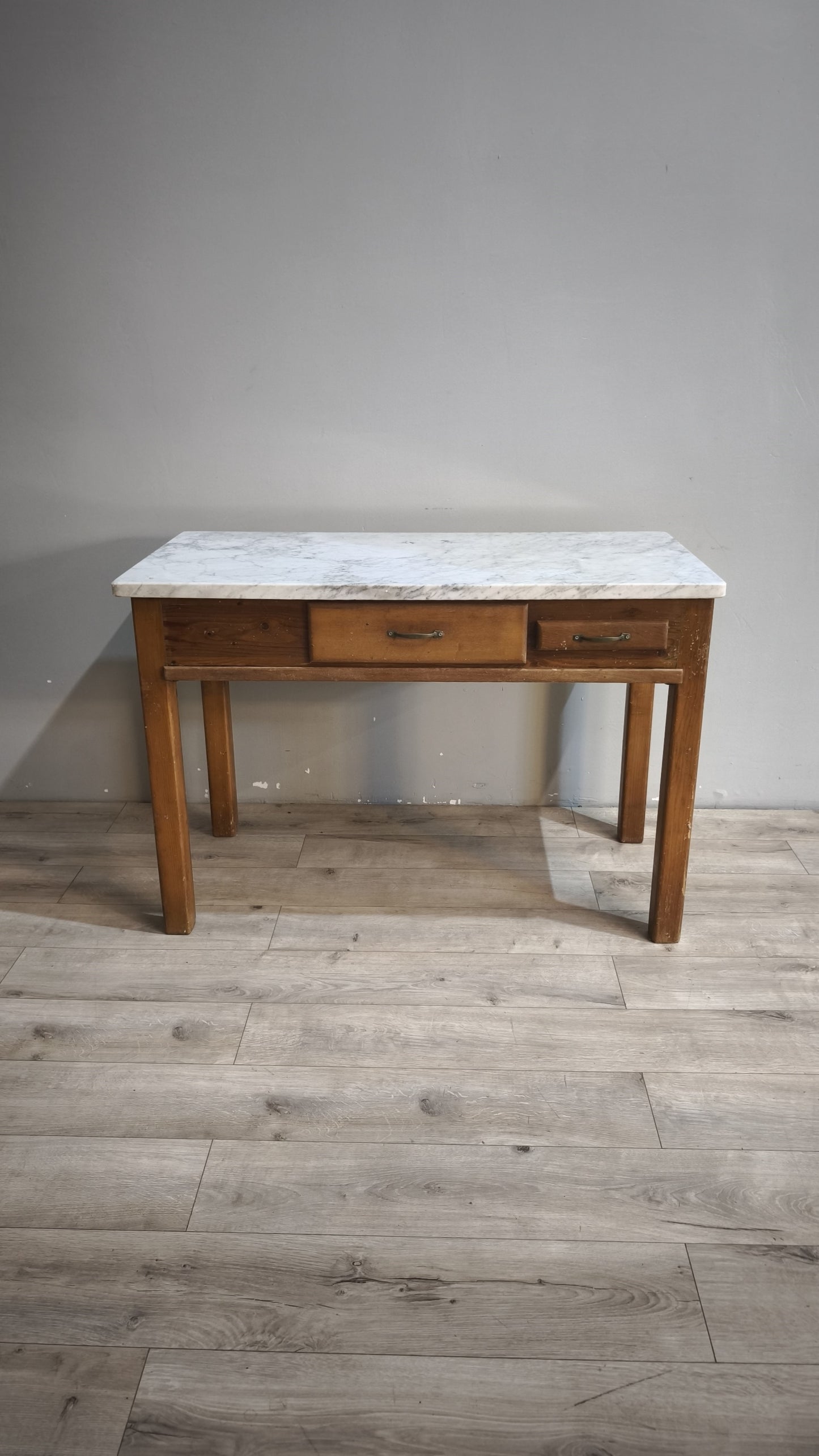 92162 Tavolo con piano in marmo, tagliere e spianatoia