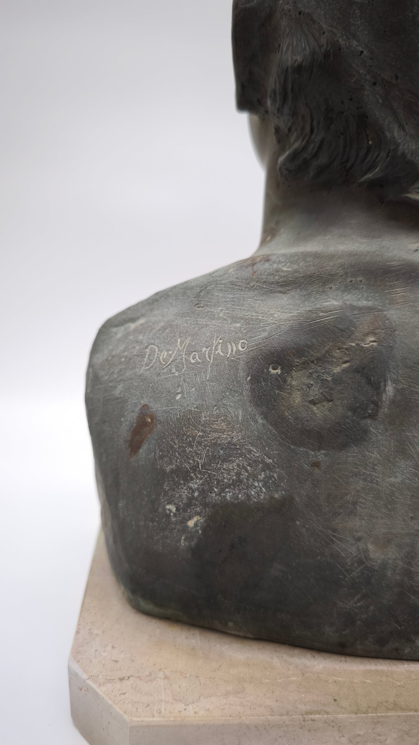 92045 Scultura in bronzo 'Scugnizzo' firmata De Martino con base in marmo
