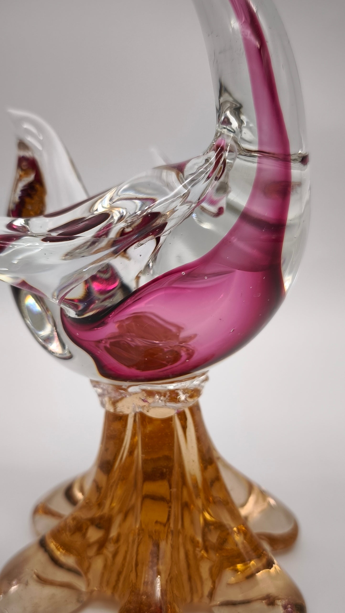 92133 Uccello in vetro di Murano con interno rosa e base arancio