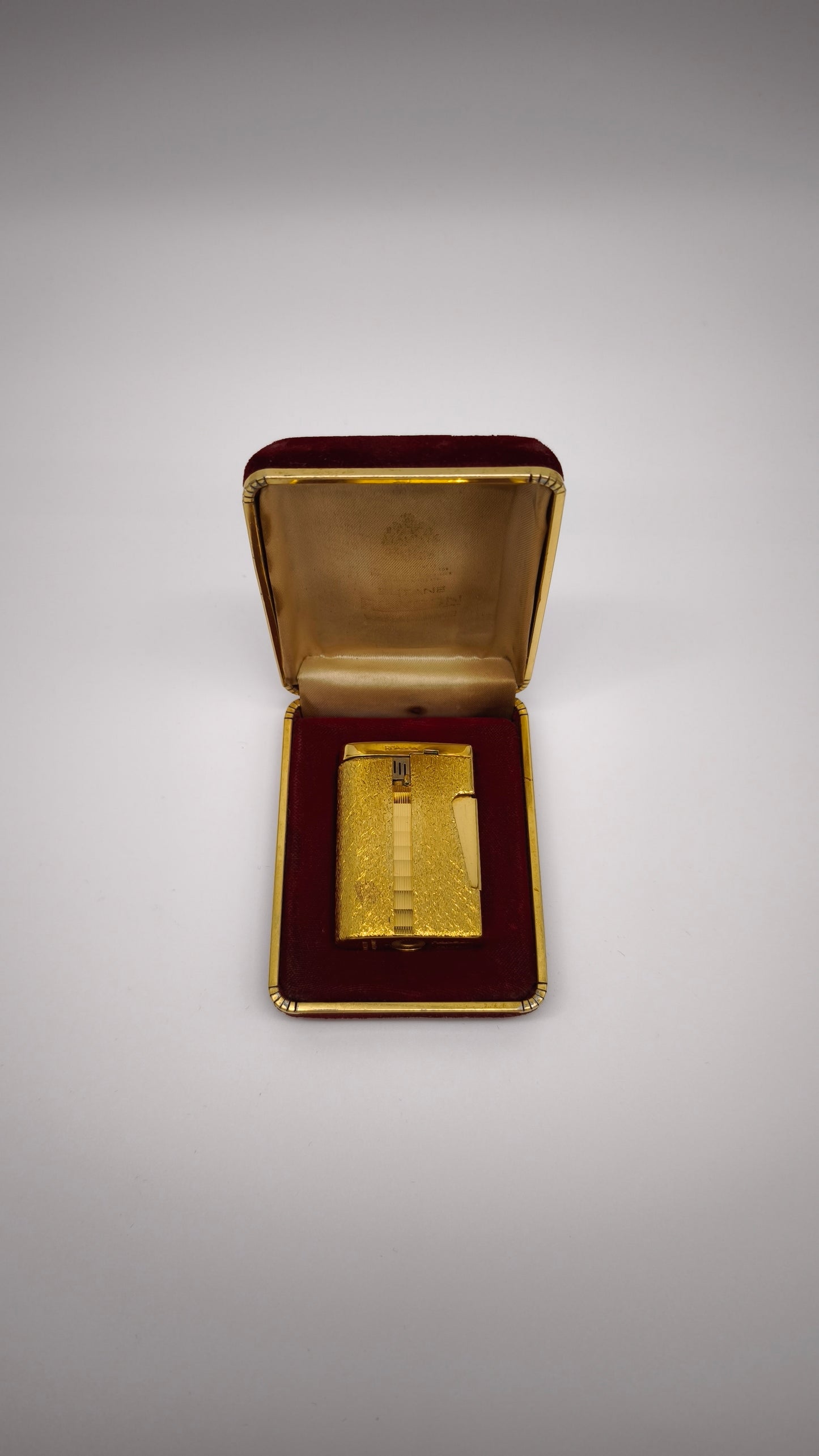 91024 Accendino vintage Ronson in metallo dorato con custodia