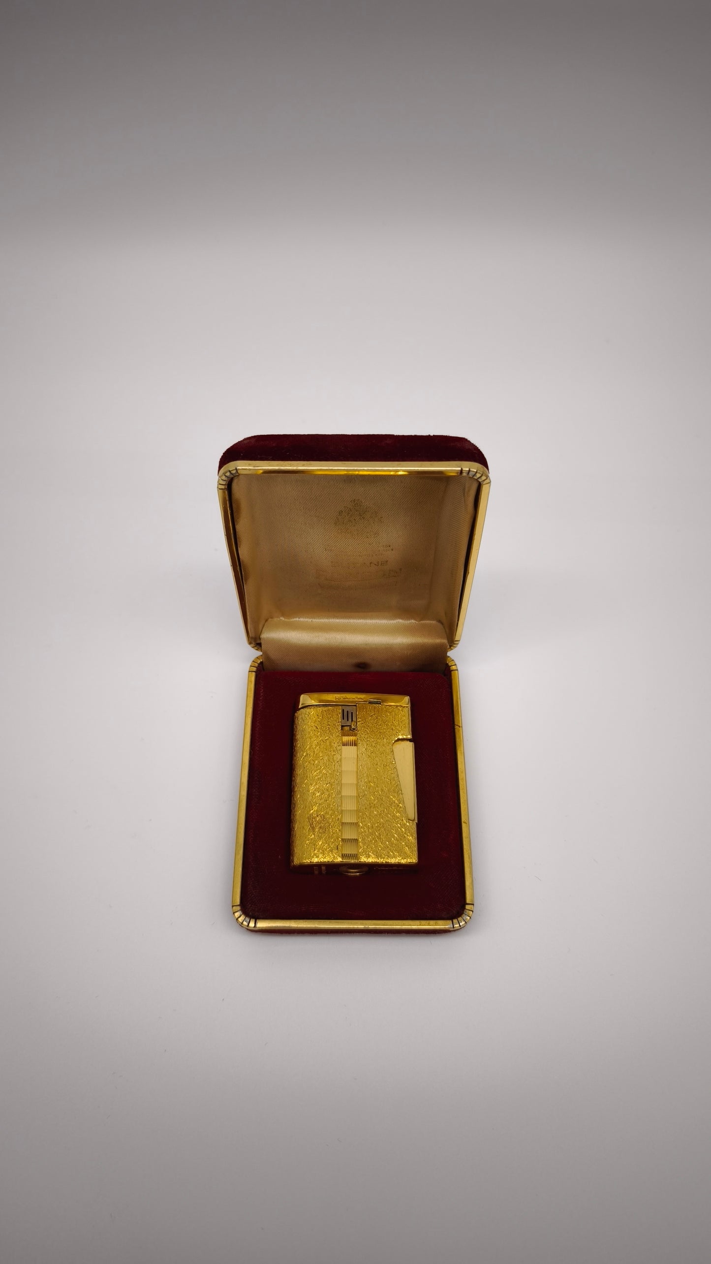 91024 Accendino vintage Ronson in metallo dorato con custodia