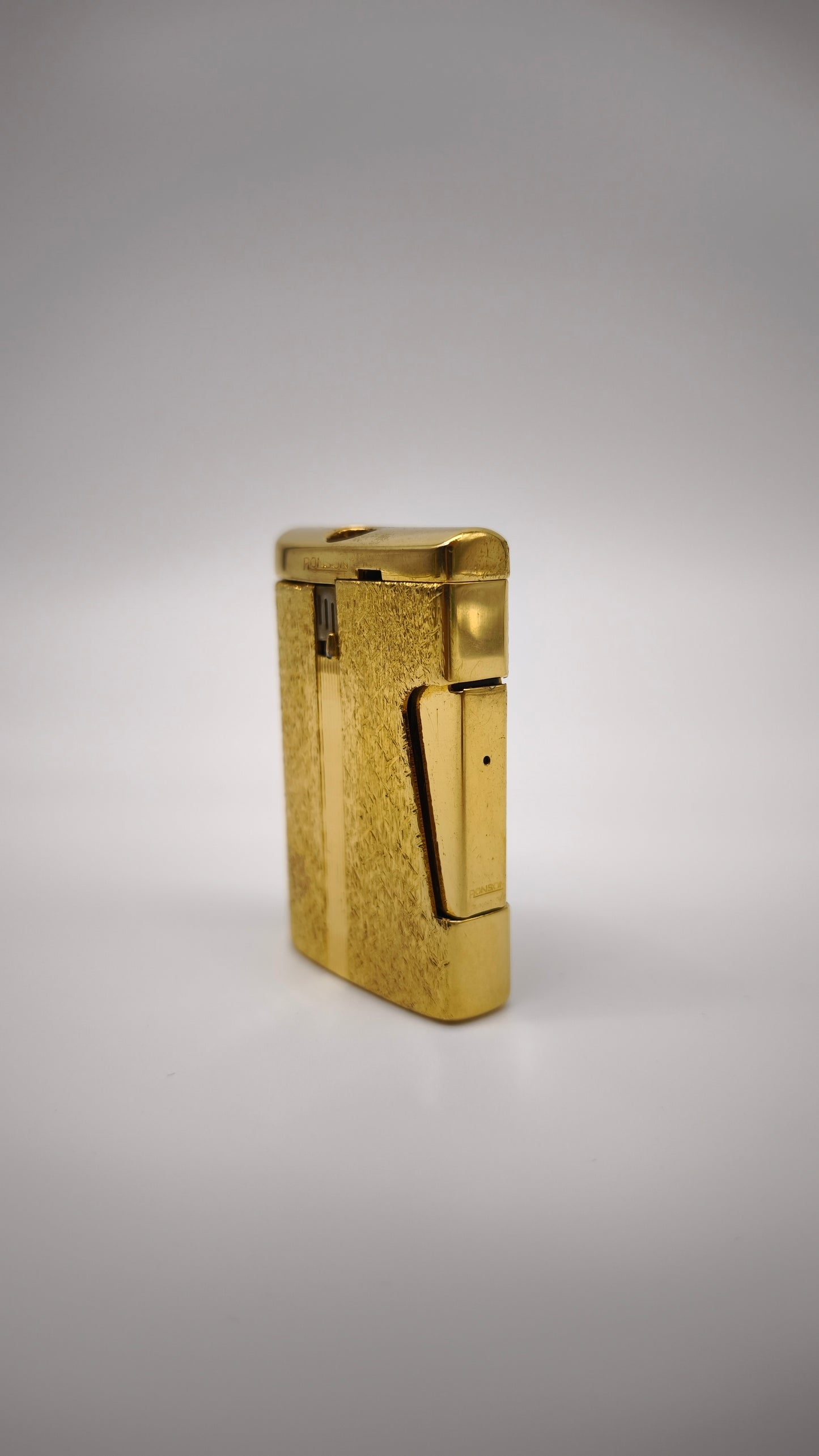 91024 Accendino vintage Ronson in metallo dorato con custodia