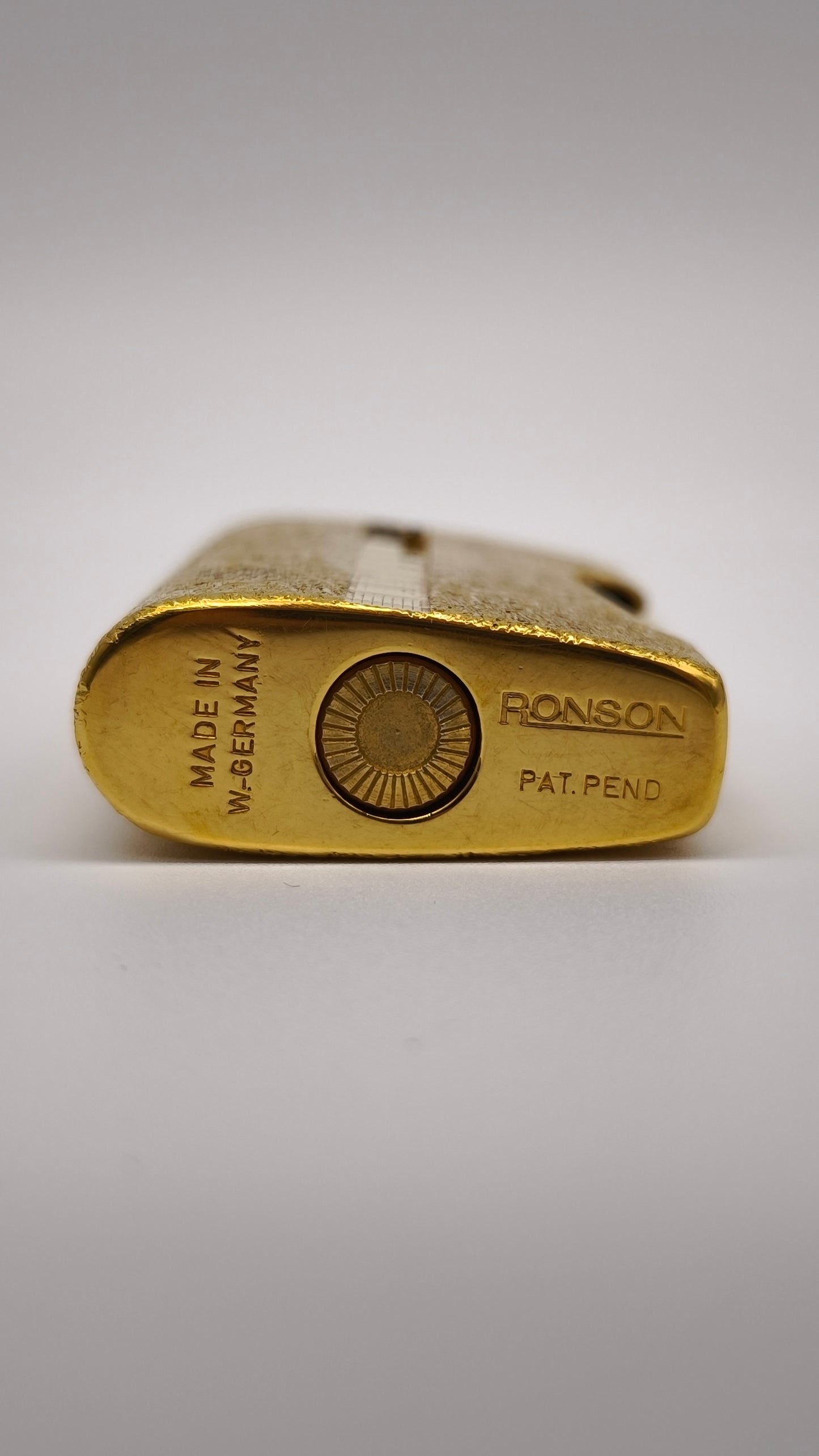 91024 Accendino vintage Ronson in metallo dorato con custodia