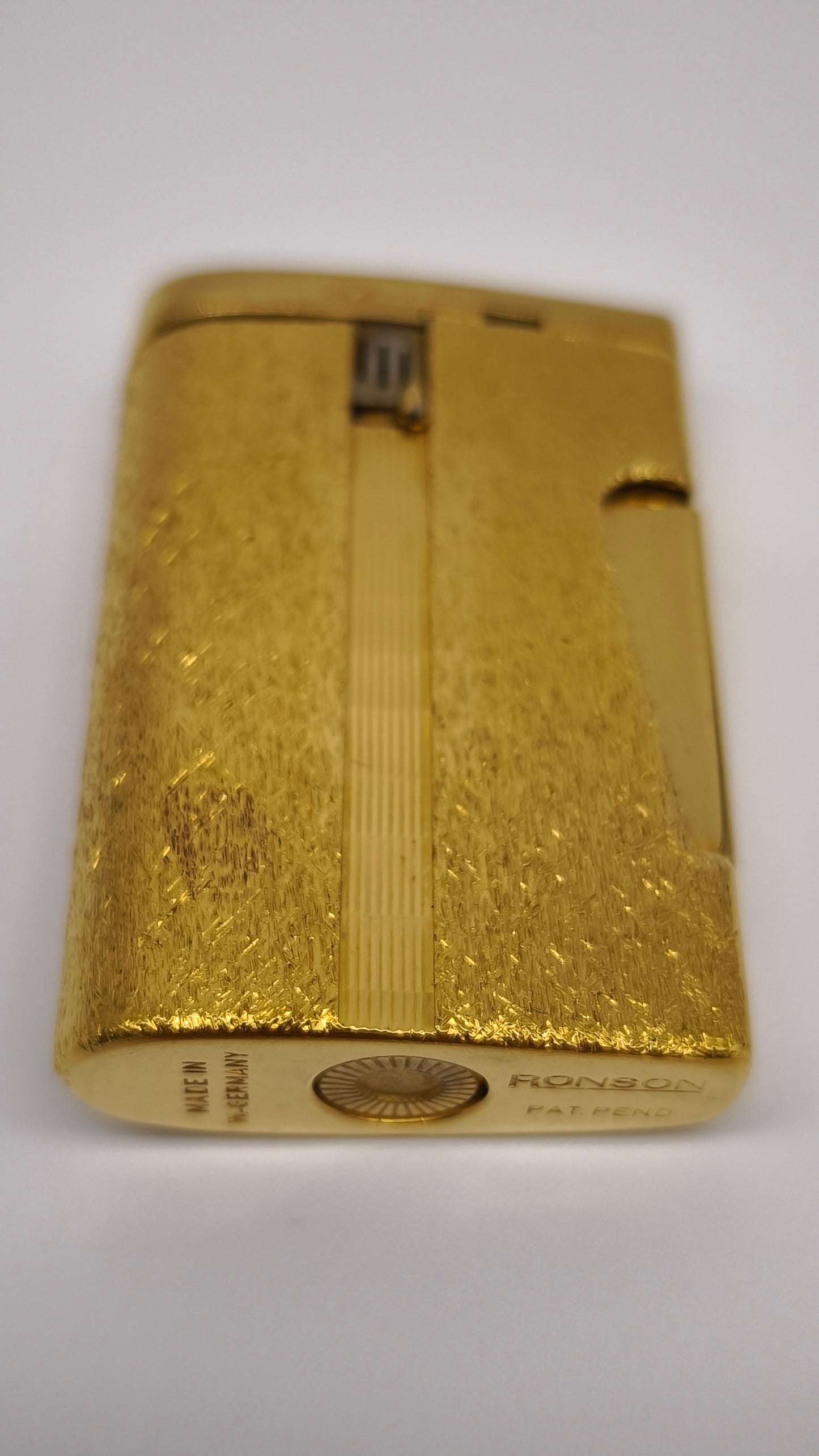 91024 Accendino vintage Ronson in metallo dorato con custodia