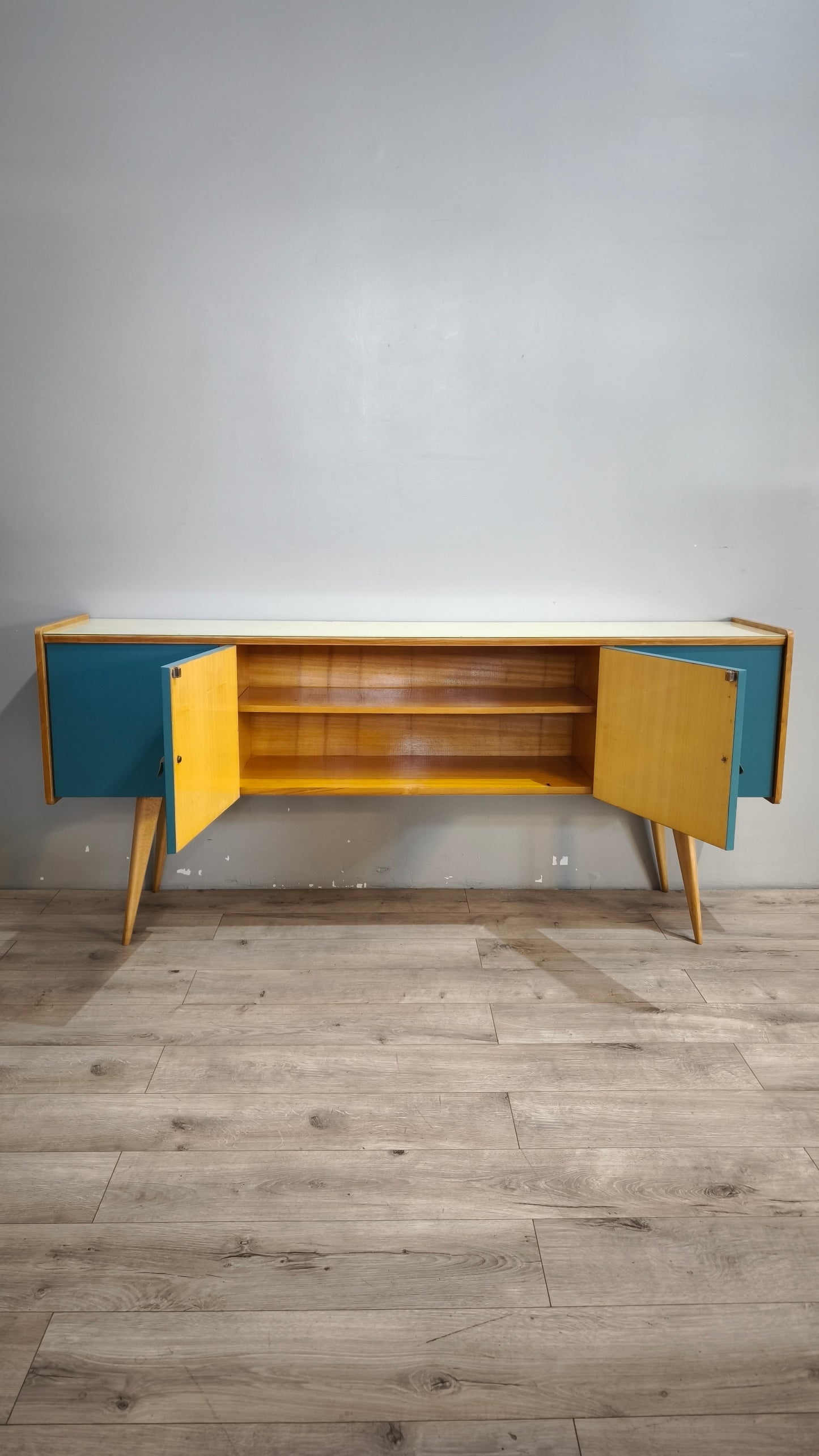 92179 Sideboard anni '60 quattro sportelli dipinta verde