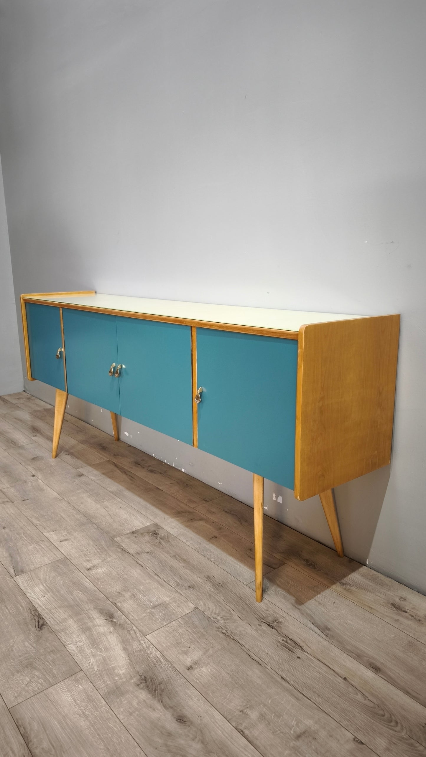 92179 Sideboard anni '60 quattro sportelli dipinta verde