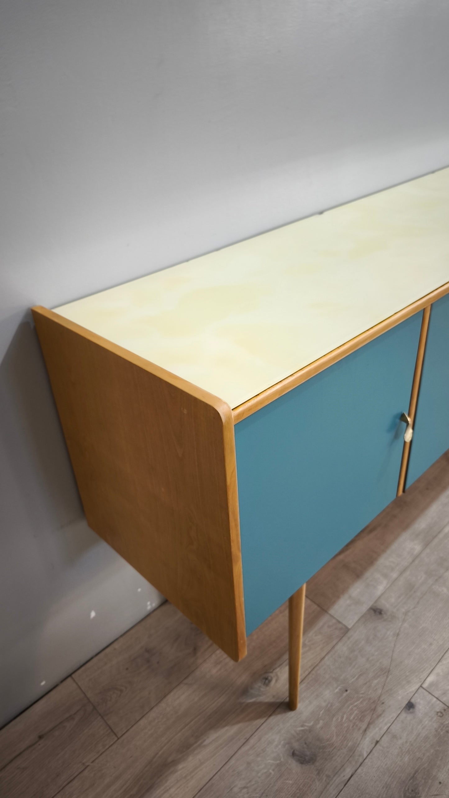 92179 Sideboard anni '60 quattro sportelli dipinta verde
