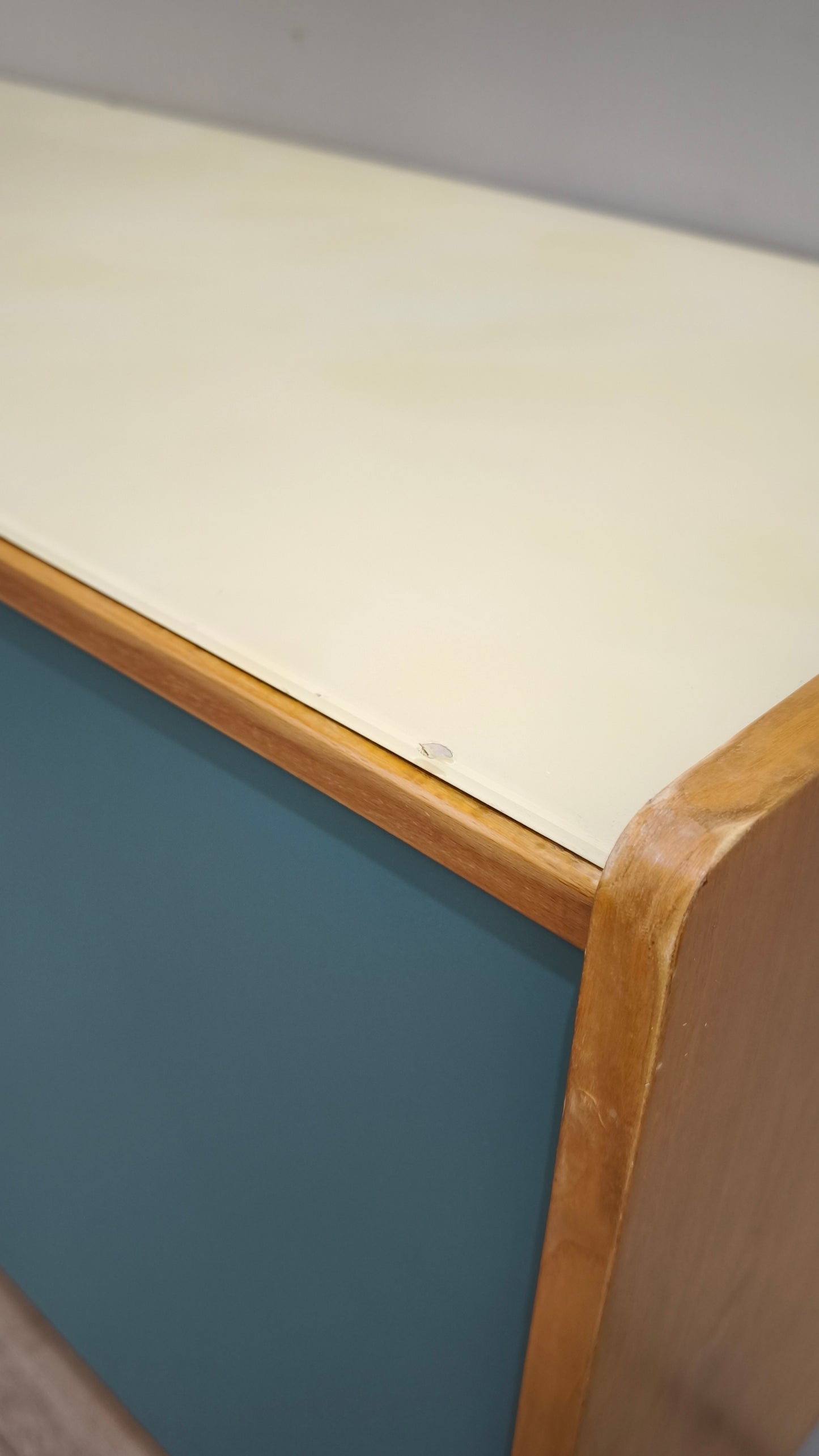 92179 Sideboard anni '60 quattro sportelli dipinta verde