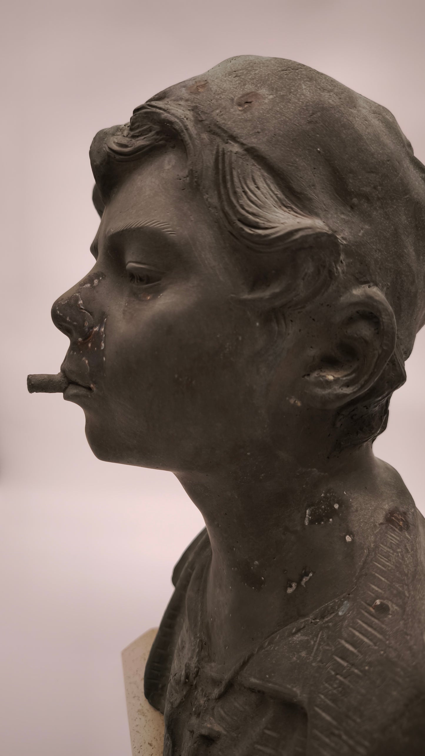 92045 Scultura in bronzo 'Scugnizzo' firmata De Martino con base in marmo