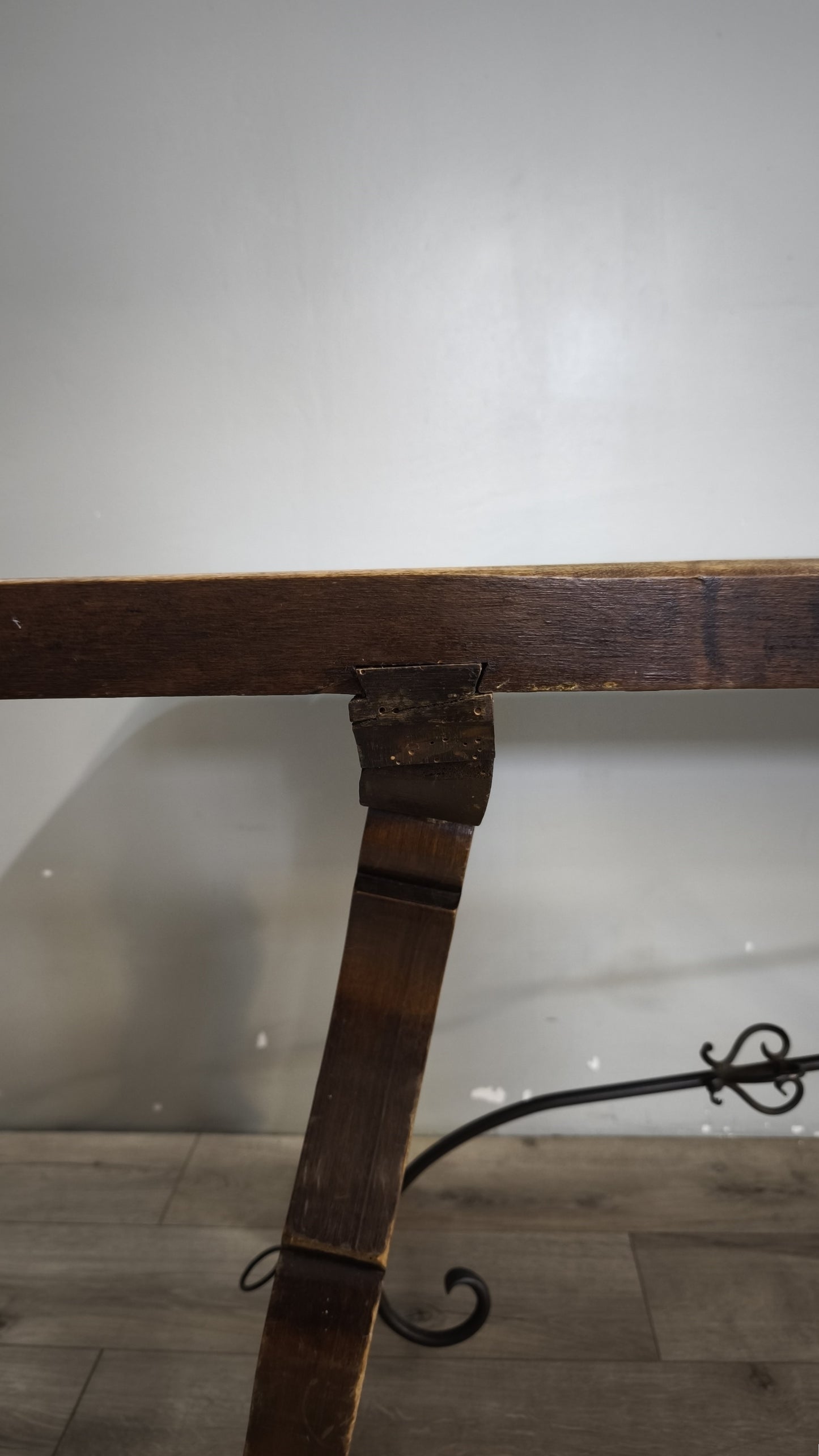 92199 Tavolo fratino in legno massello con inserti in ferro
