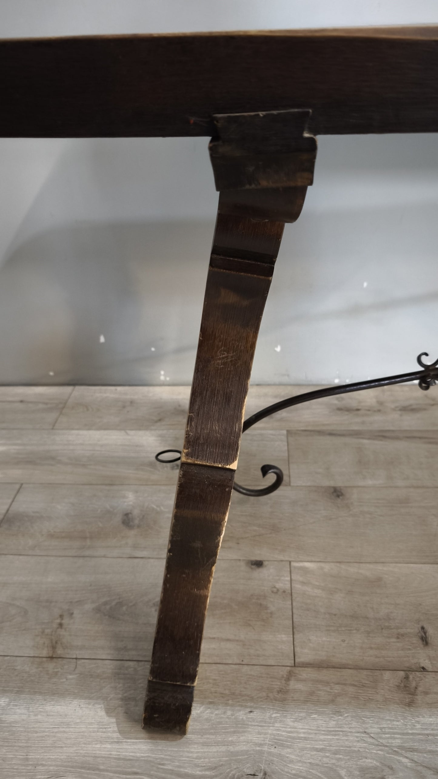 92199 Tavolo fratino in legno massello con inserti in ferro