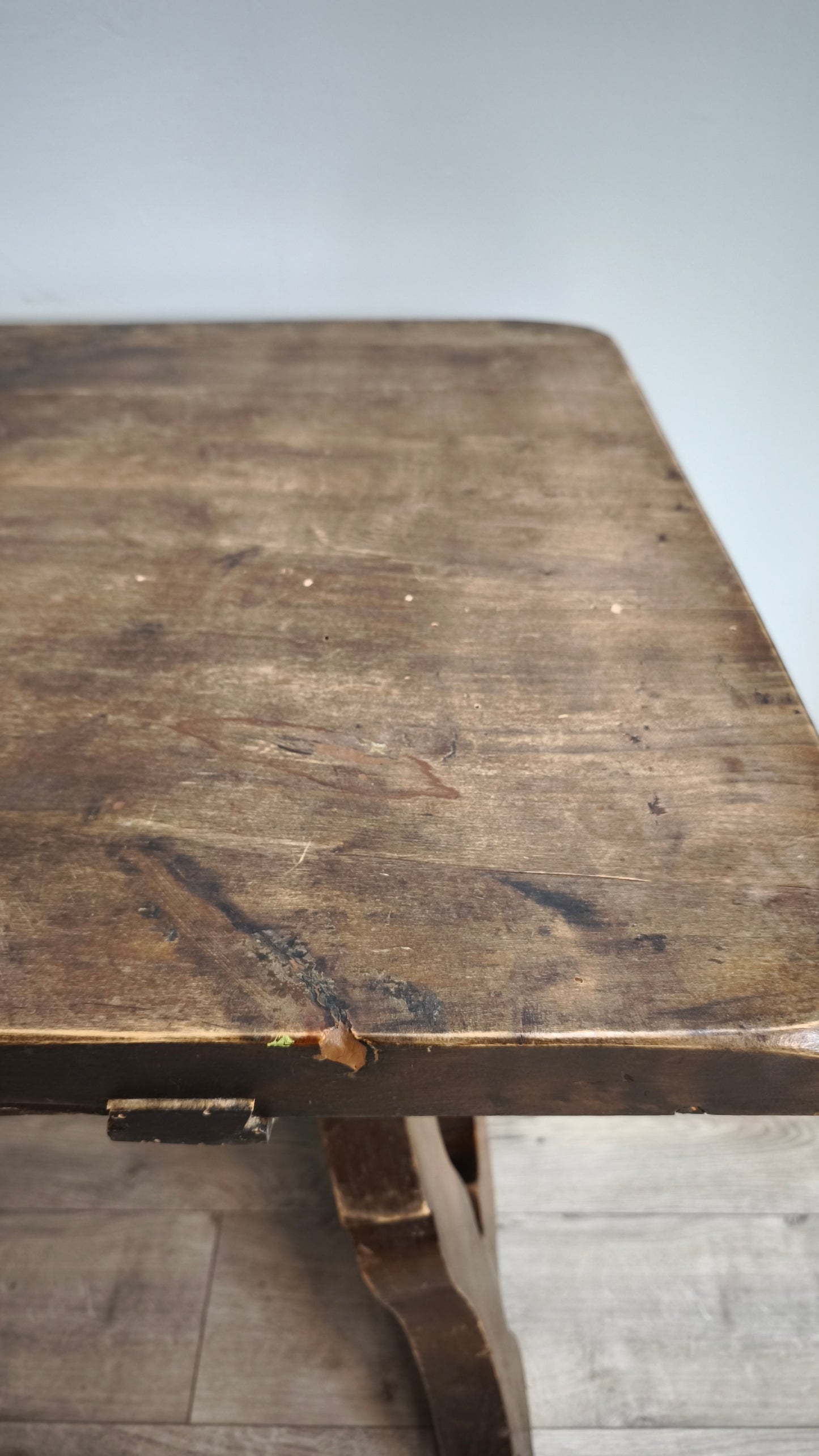 92199 Tavolo fratino in legno massello con inserti in ferro
