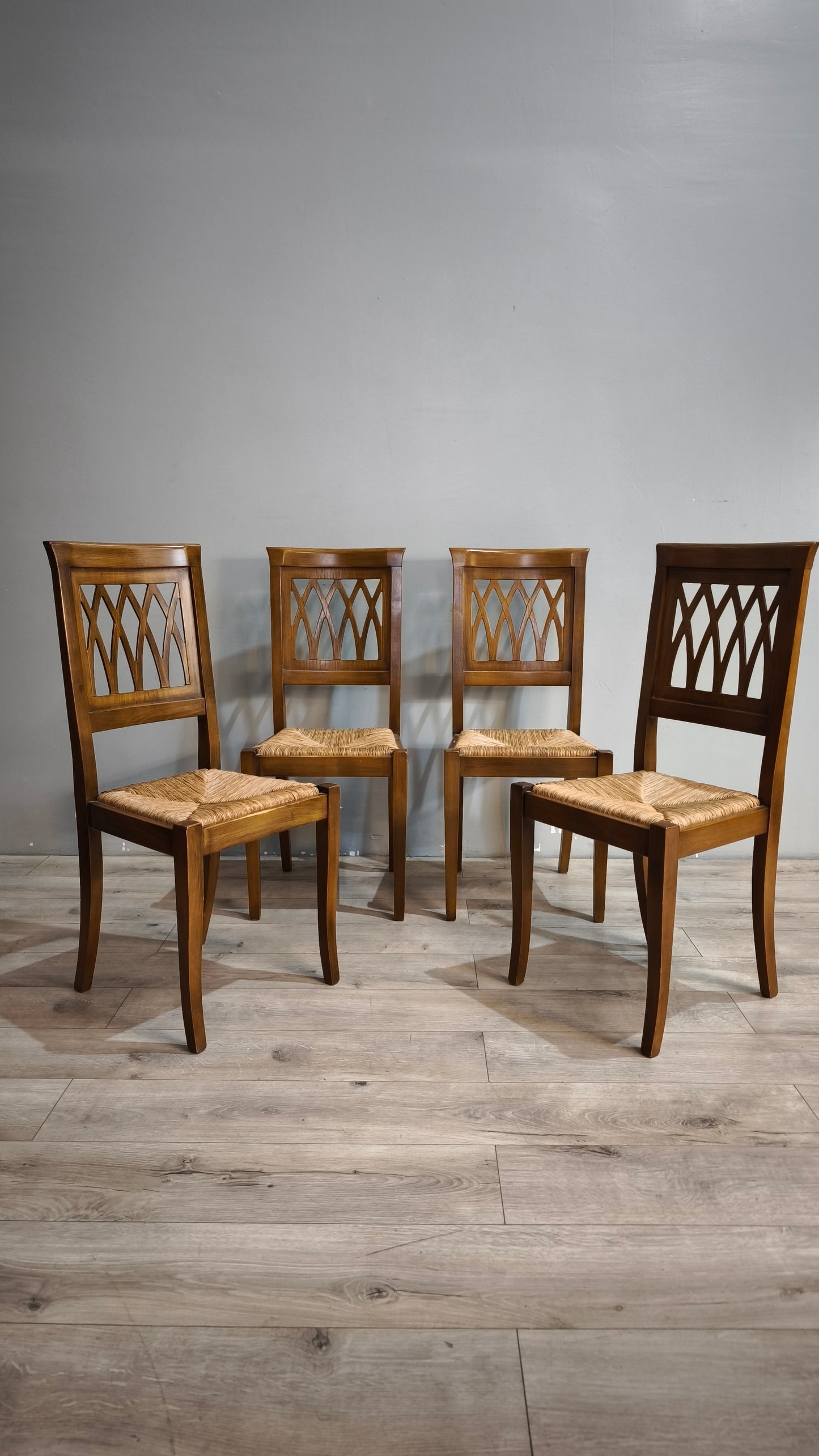 92202 Set n 4 sedie in legno con seduta in paglia