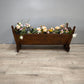 92239 Antica culla in legno con fiori sintetici