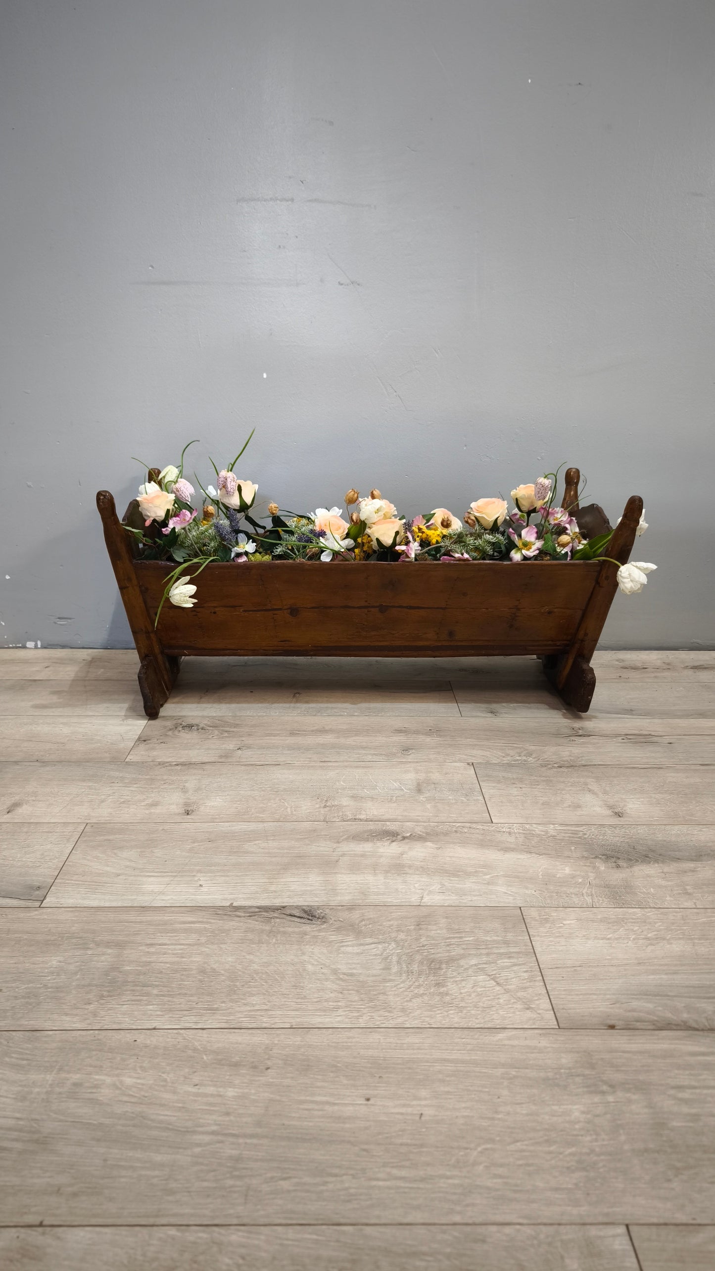 92239 Antica culla in legno con fiori sintetici