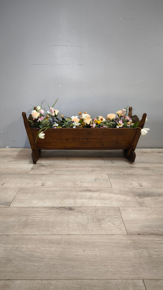 92239 Antica culla in legno con fiori sintetici