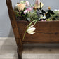 92239 Antica culla in legno con fiori sintetici