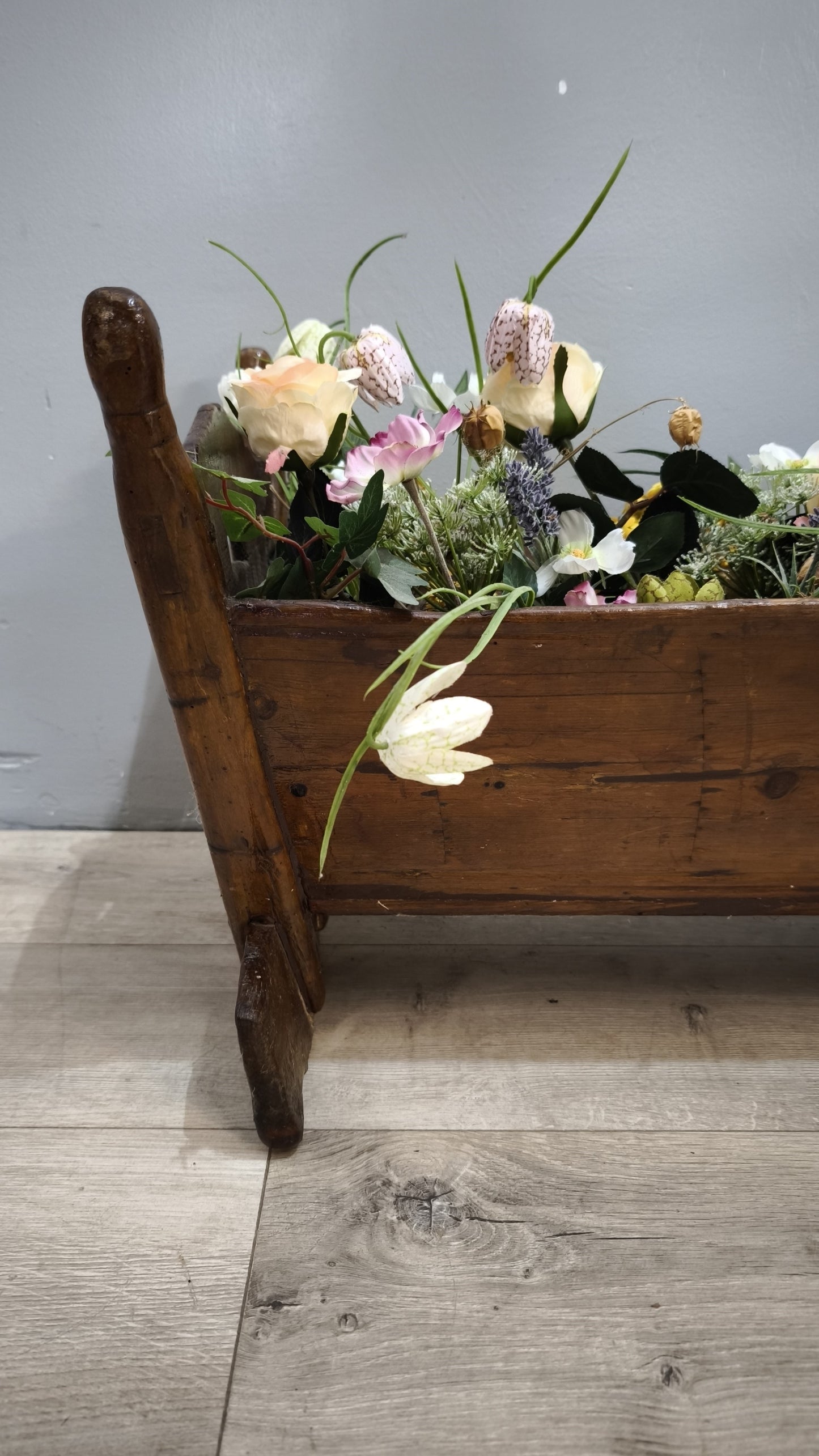 92239 Antica culla in legno con fiori sintetici