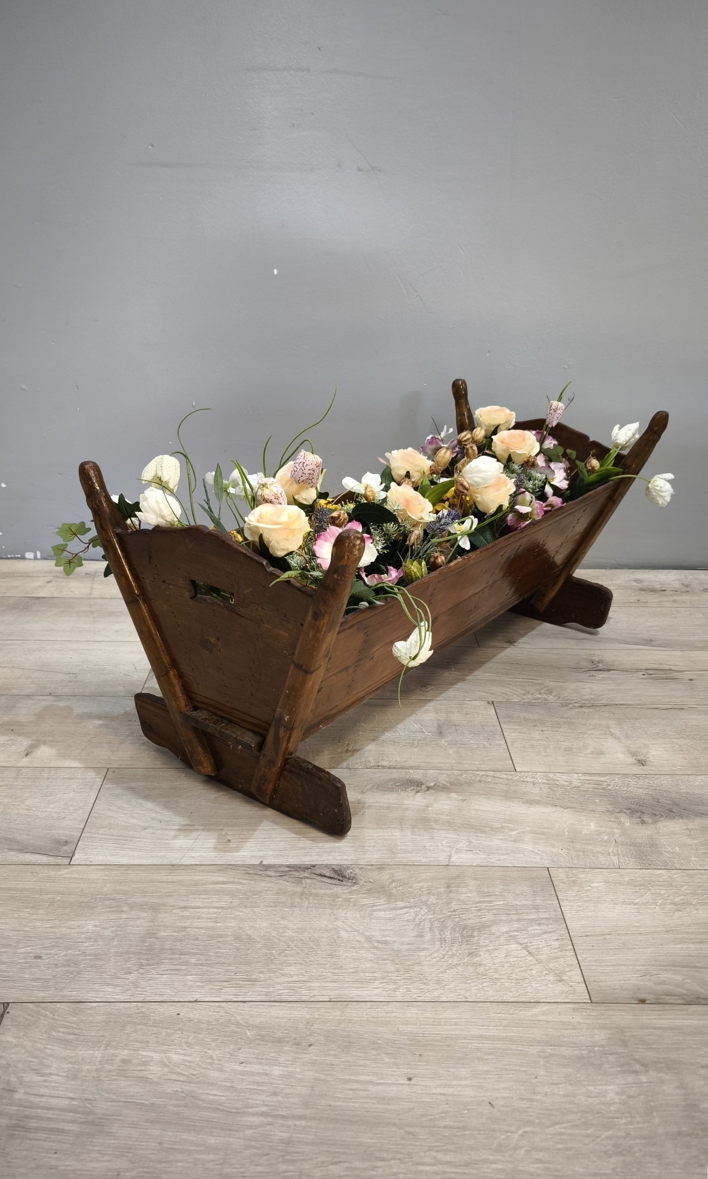 92239 Antica culla in legno con fiori sintetici