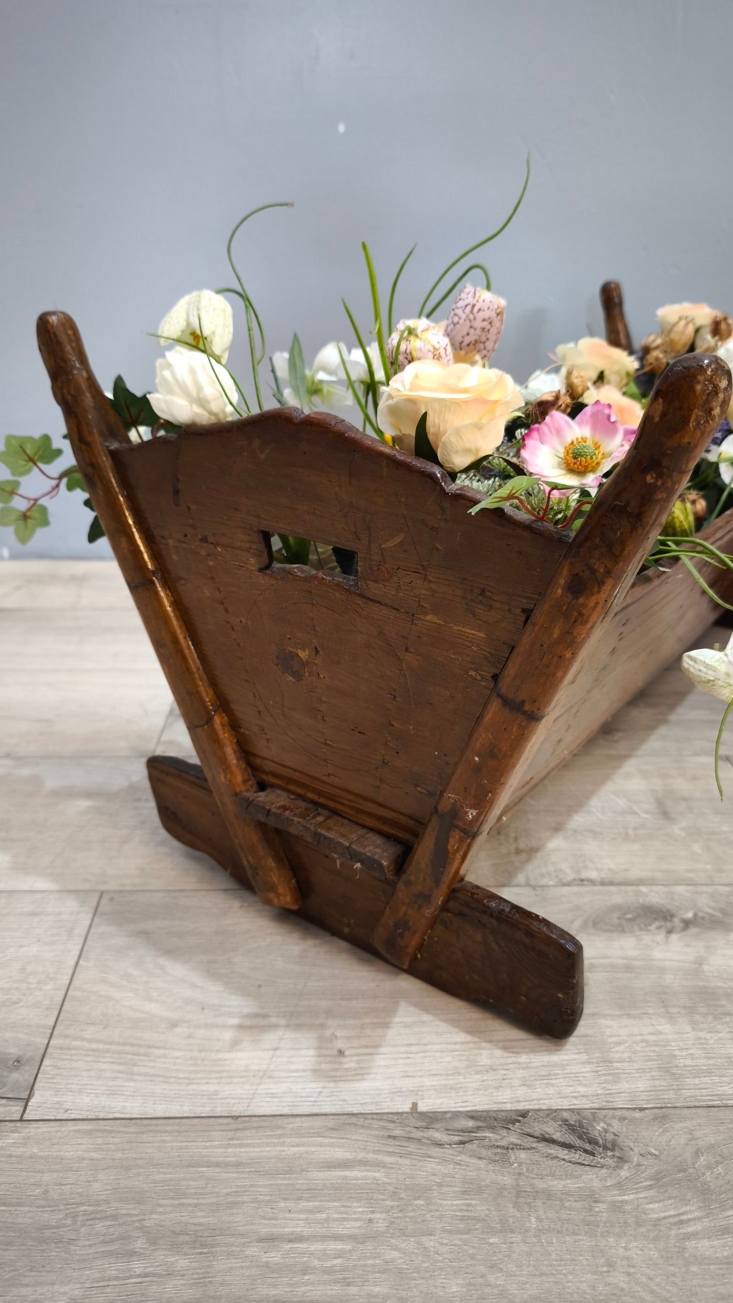 92239 Antica culla in legno con fiori sintetici