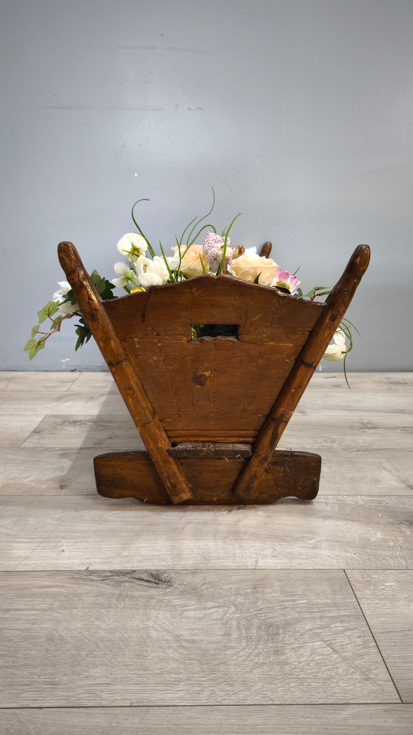 92239 Antica culla in legno con fiori sintetici