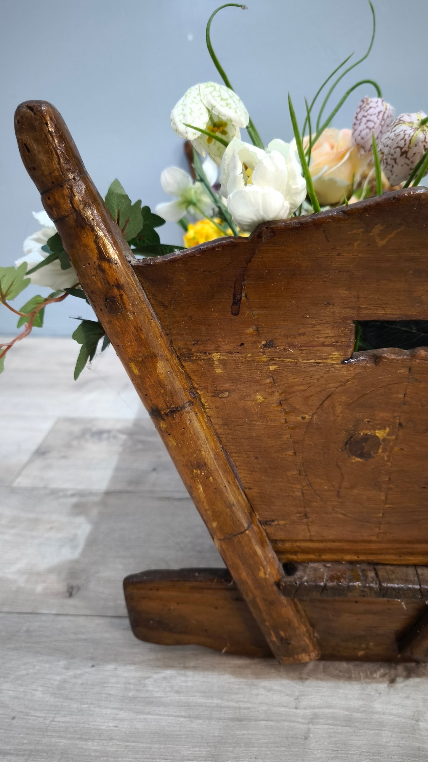 92239 Antica culla in legno con fiori sintetici