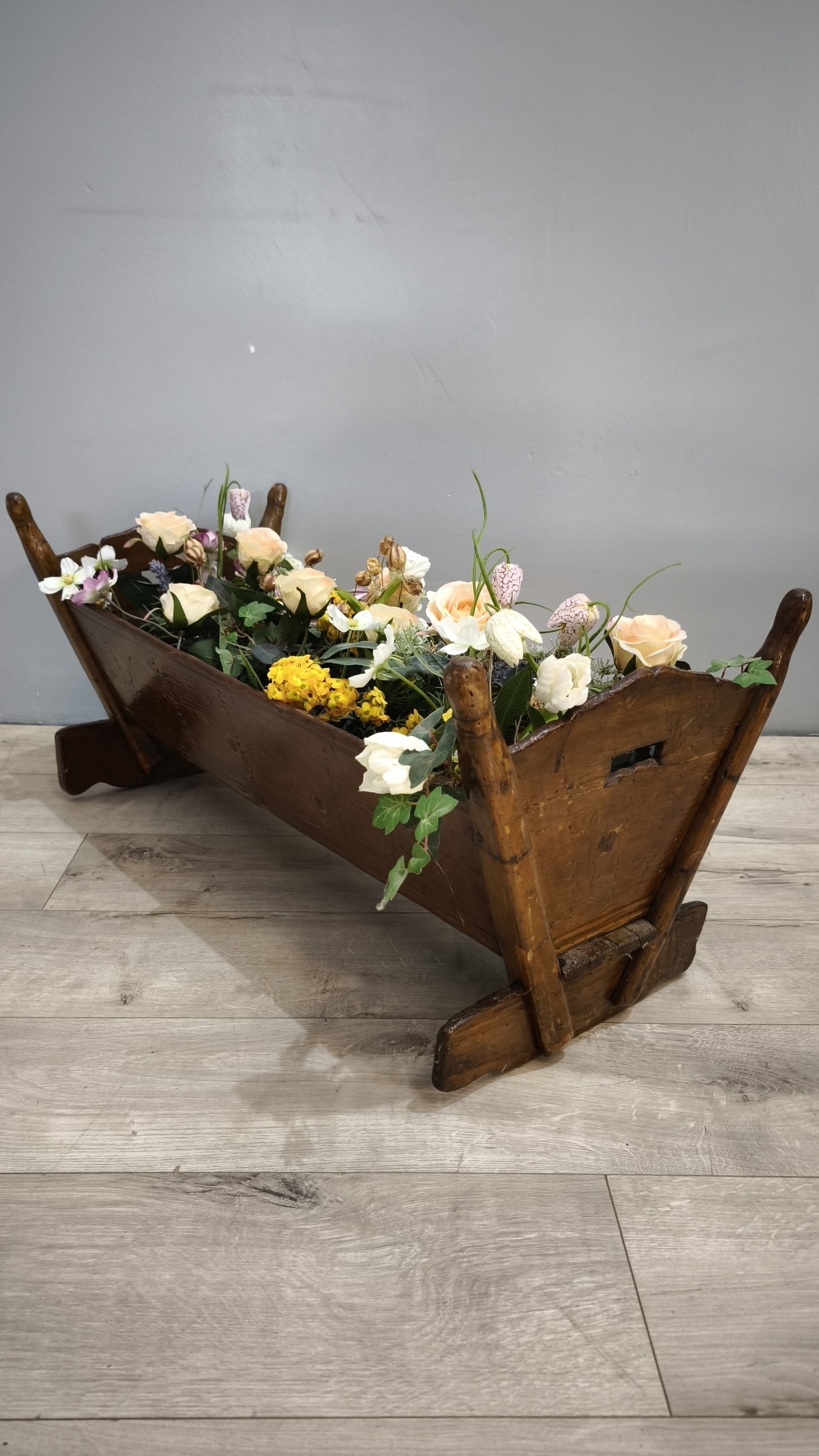 92239 Antica culla in legno con fiori sintetici