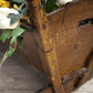 92239 Antica culla in legno con fiori sintetici