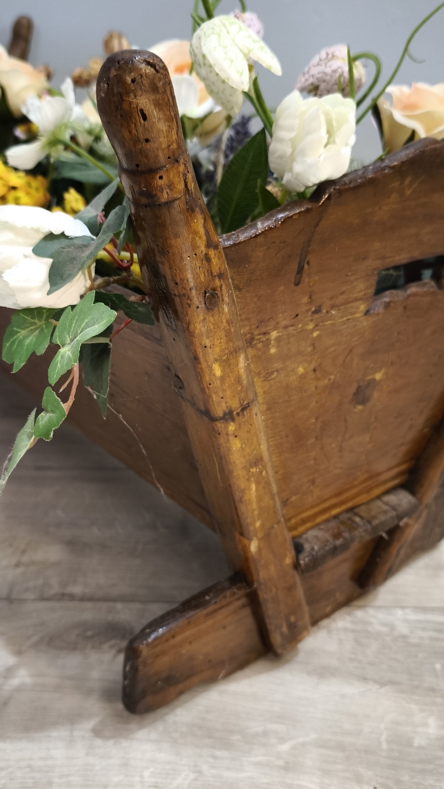 92239 Antica culla in legno con fiori sintetici