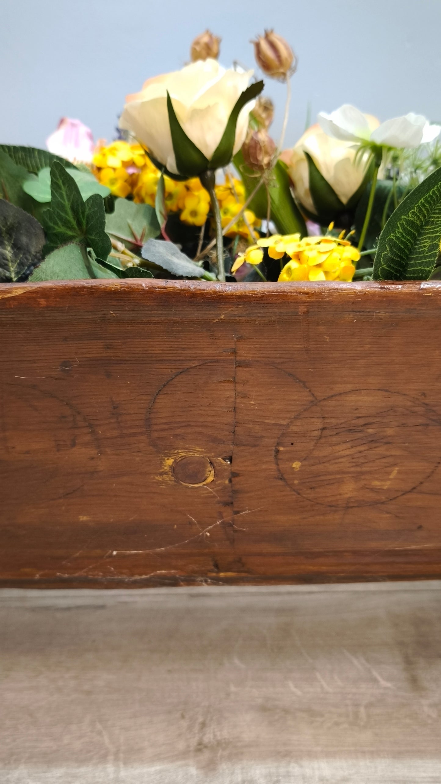 92239 Antica culla in legno con fiori sintetici