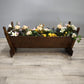 92239 Antica culla in legno con fiori sintetici