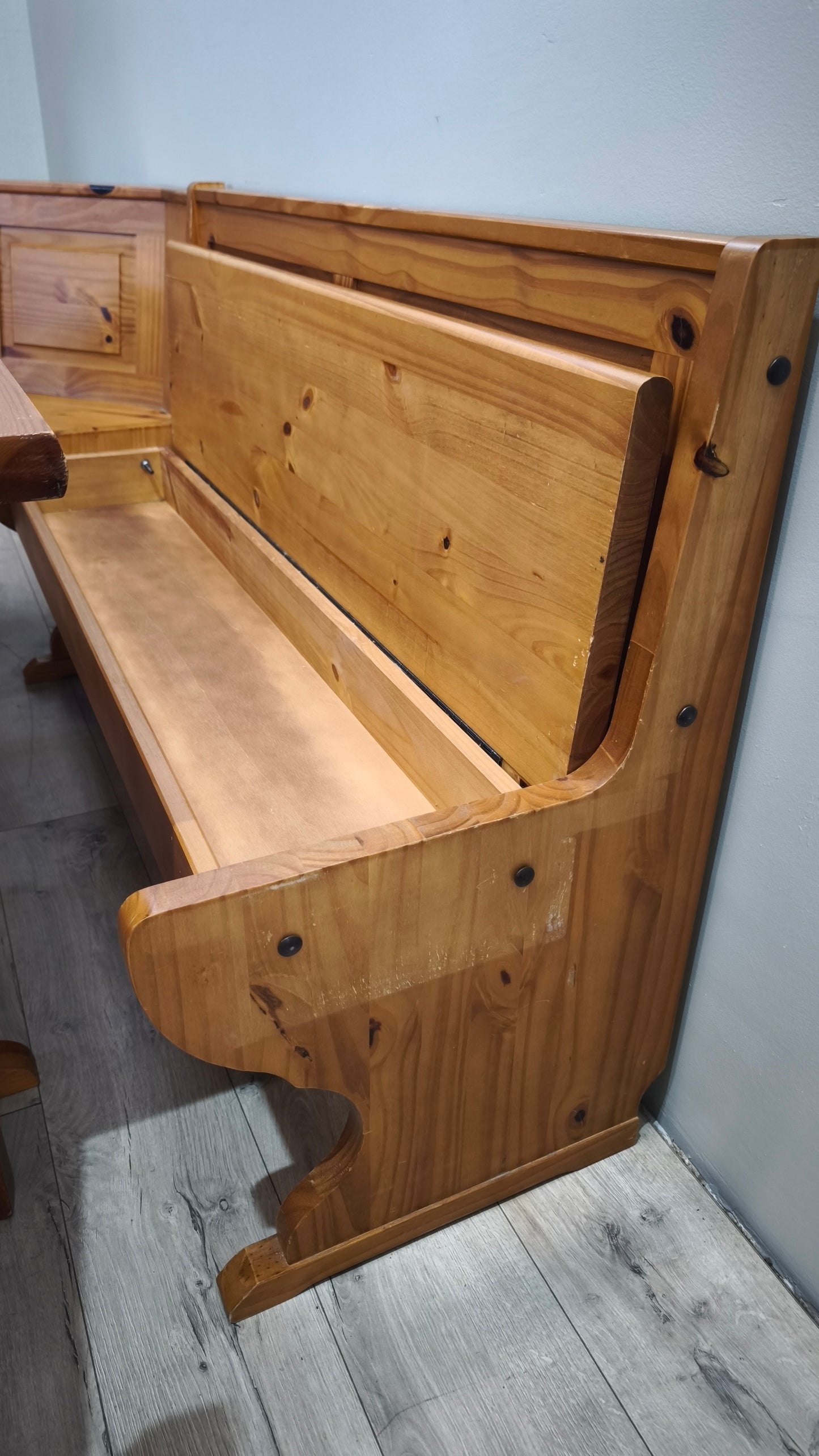 92329 Tavolo fratino con giro panca e due sedie in pino