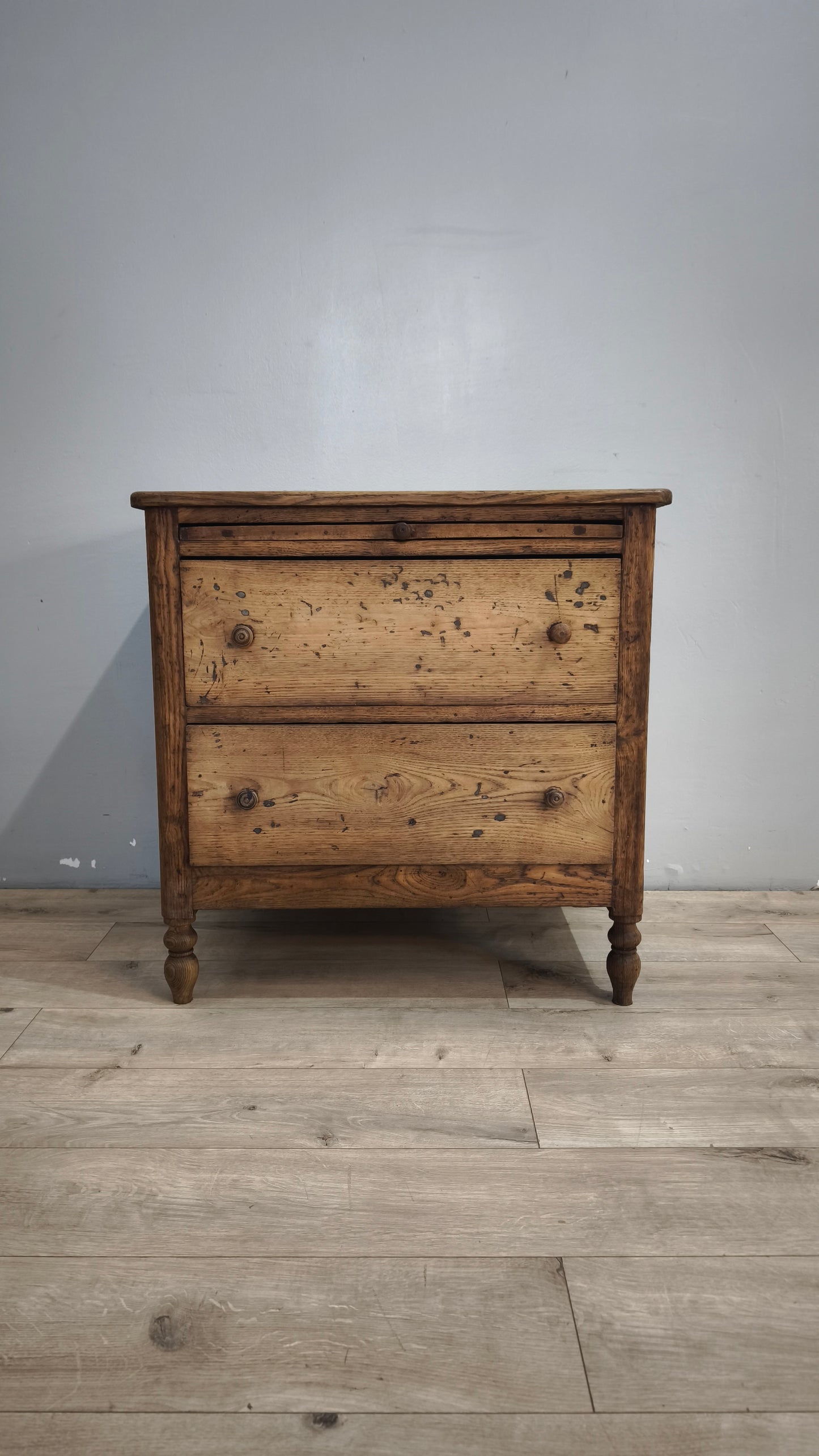 91818 Cassettiera in legno massello con tiretto