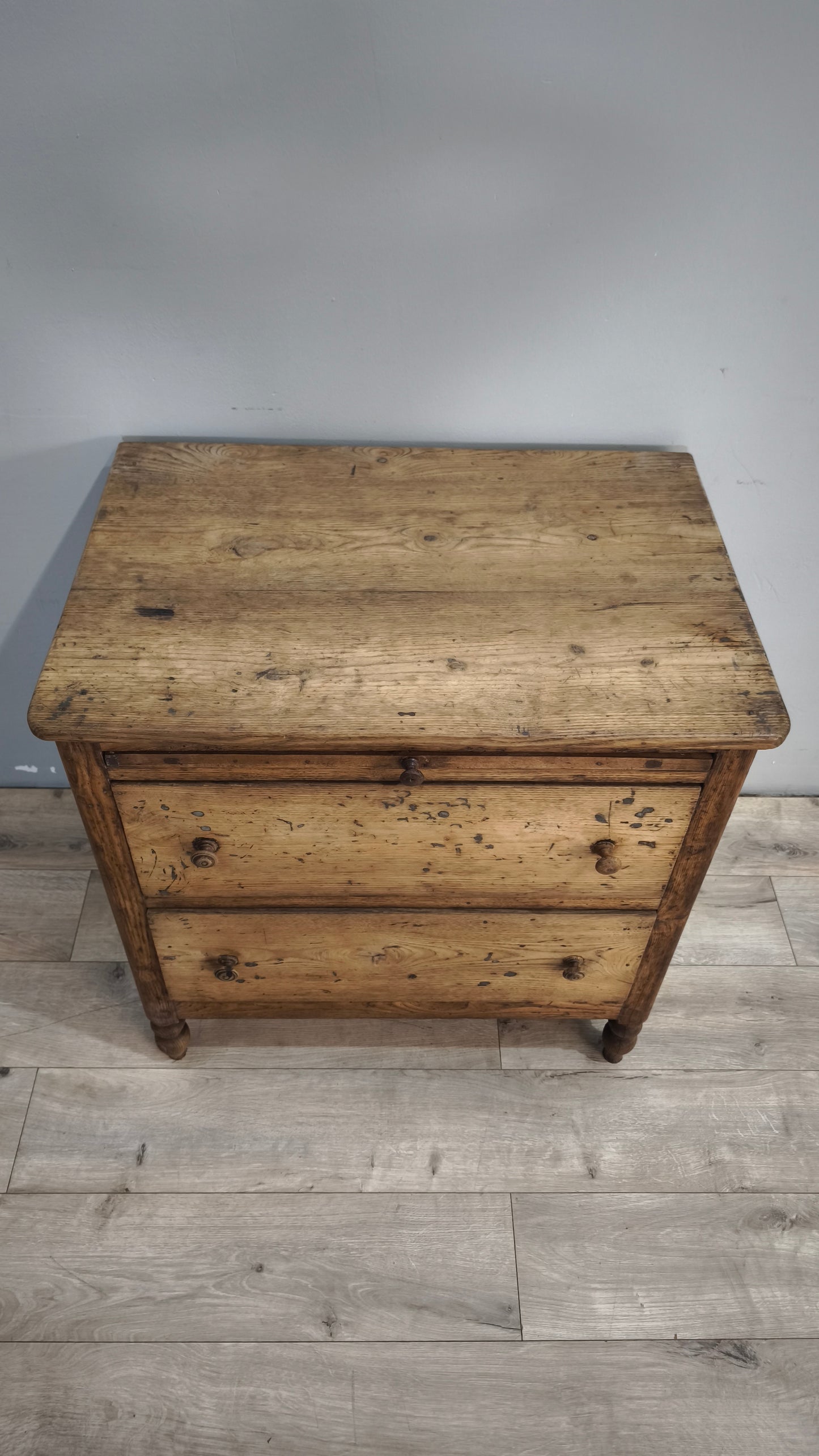 91818 Cassettiera in legno massello con tiretto