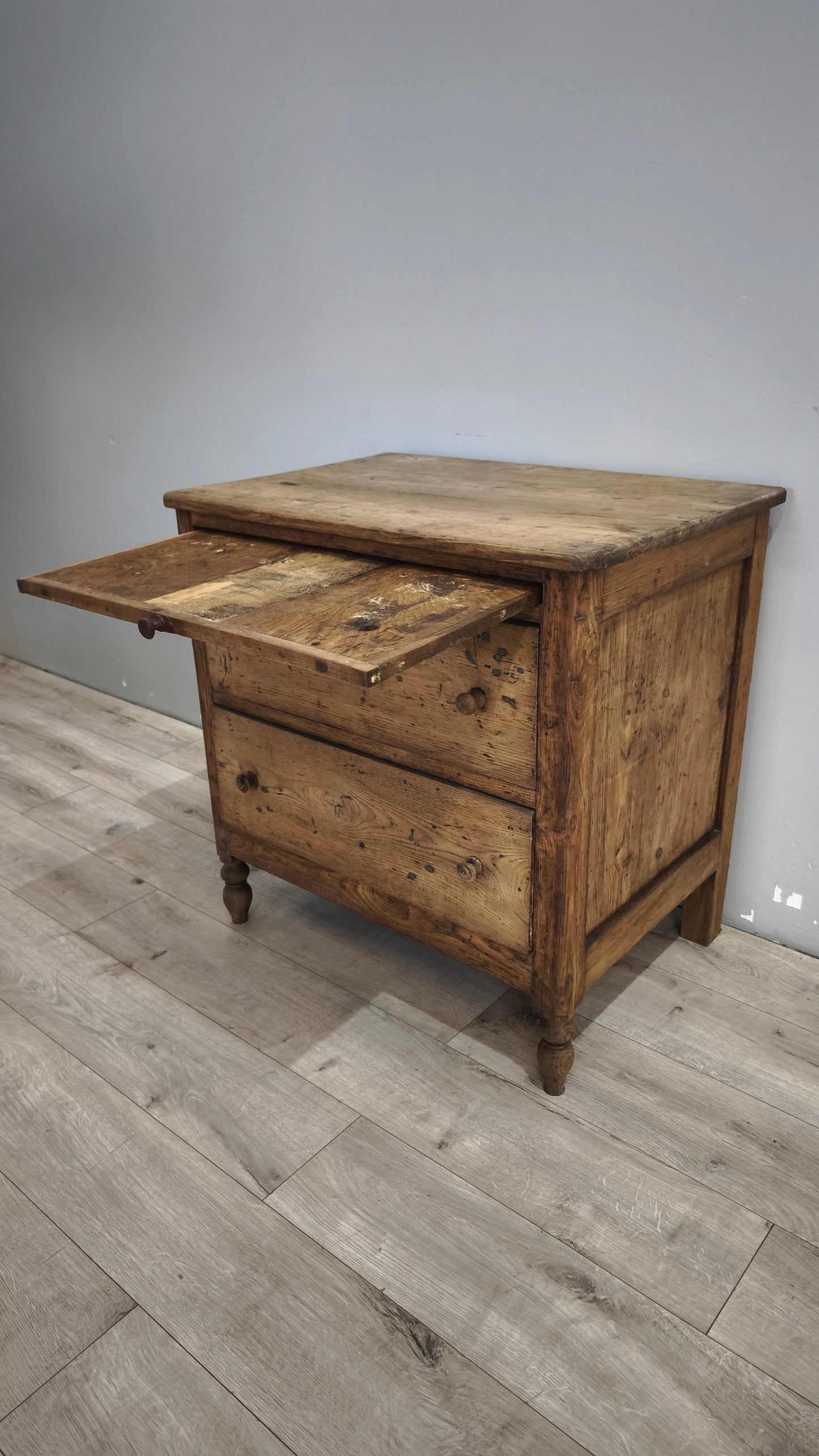 91818 Cassettiera in legno massello con tiretto