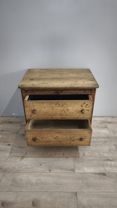 91818 Cassettiera in legno massello con tiretto