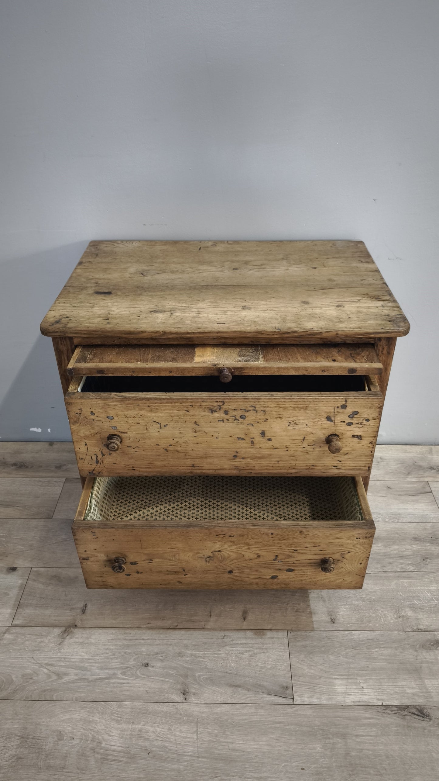 91818 Cassettiera in legno massello con tiretto