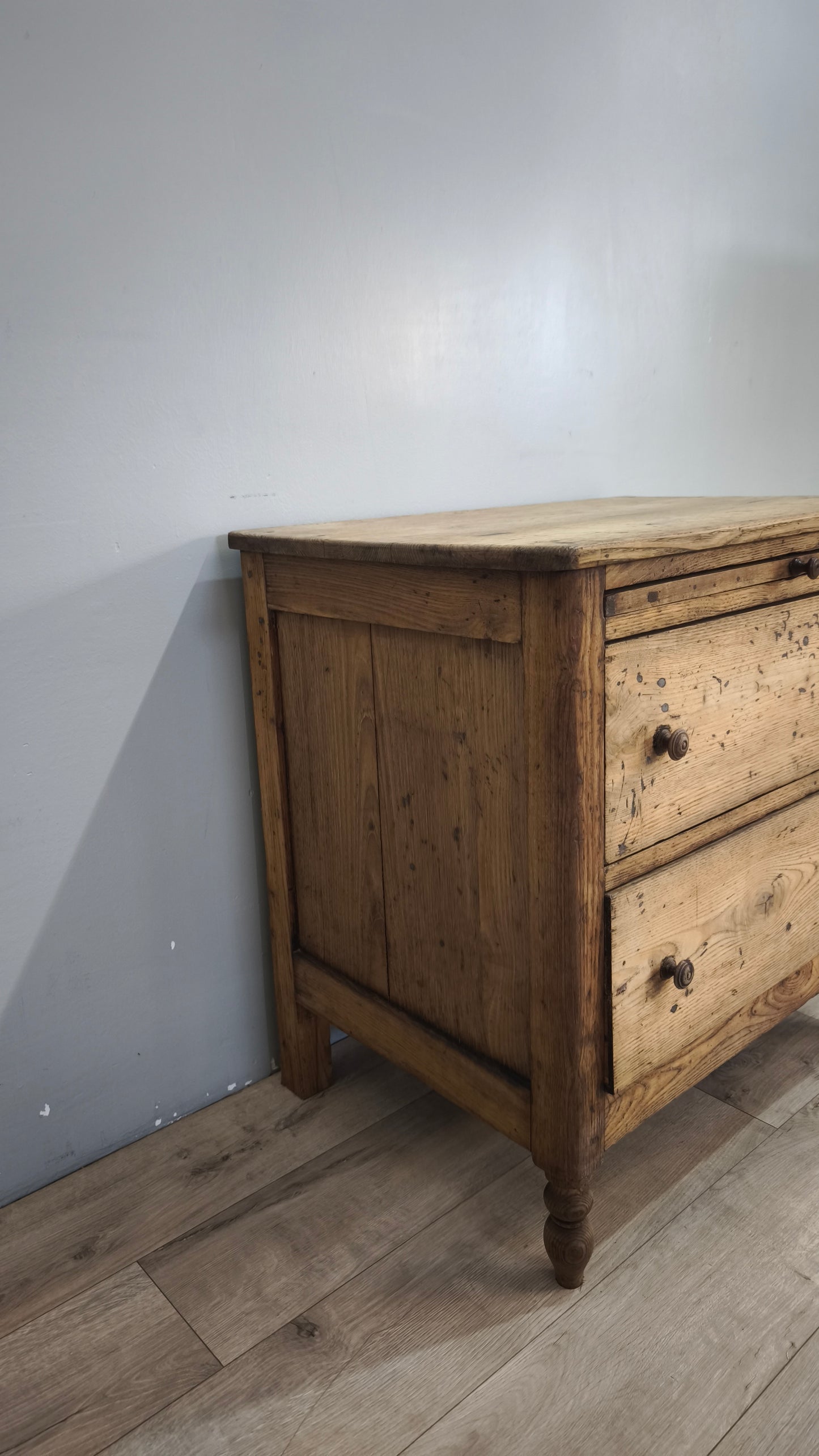 91818 Cassettiera in legno massello con tiretto