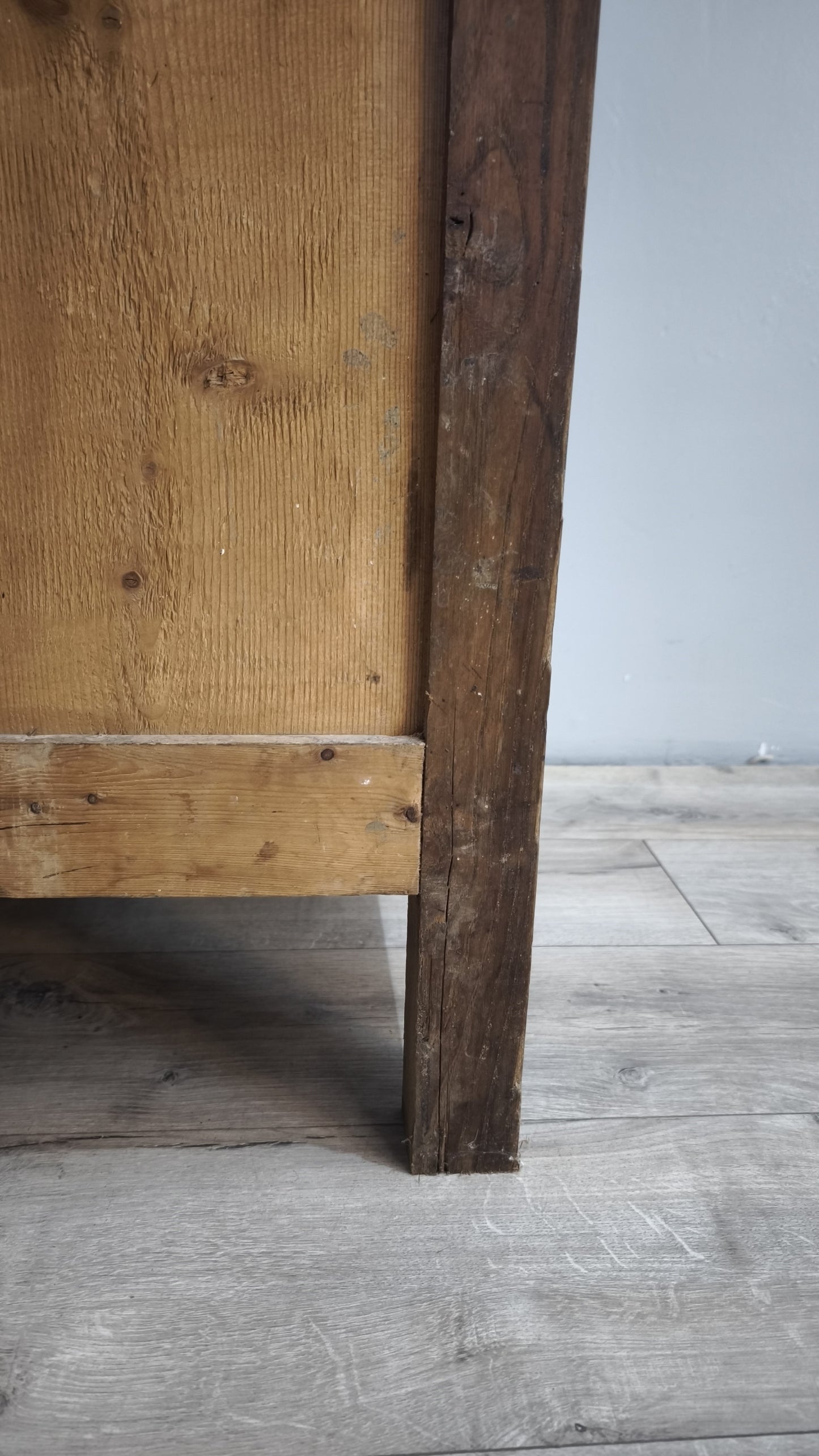 91818 Cassettiera in legno massello con tiretto